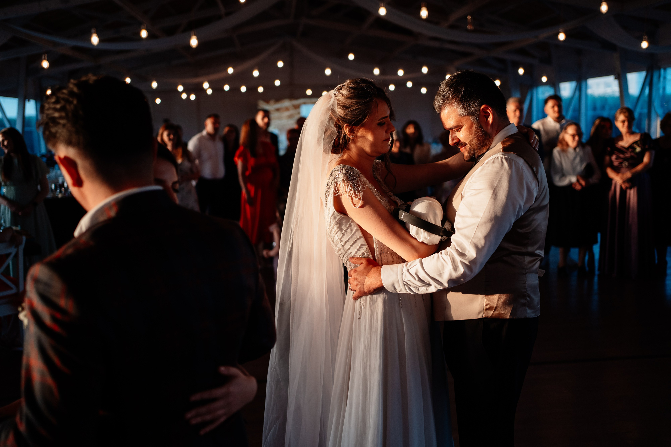 Moment emoționant între miri în ziua nunții, surprins într-un cadru natural și romantic, la Grădina Lahovari. Fotografie de nuntă profesională, editată artistic pentru a evidenția emoția și eleganța evenimentului.