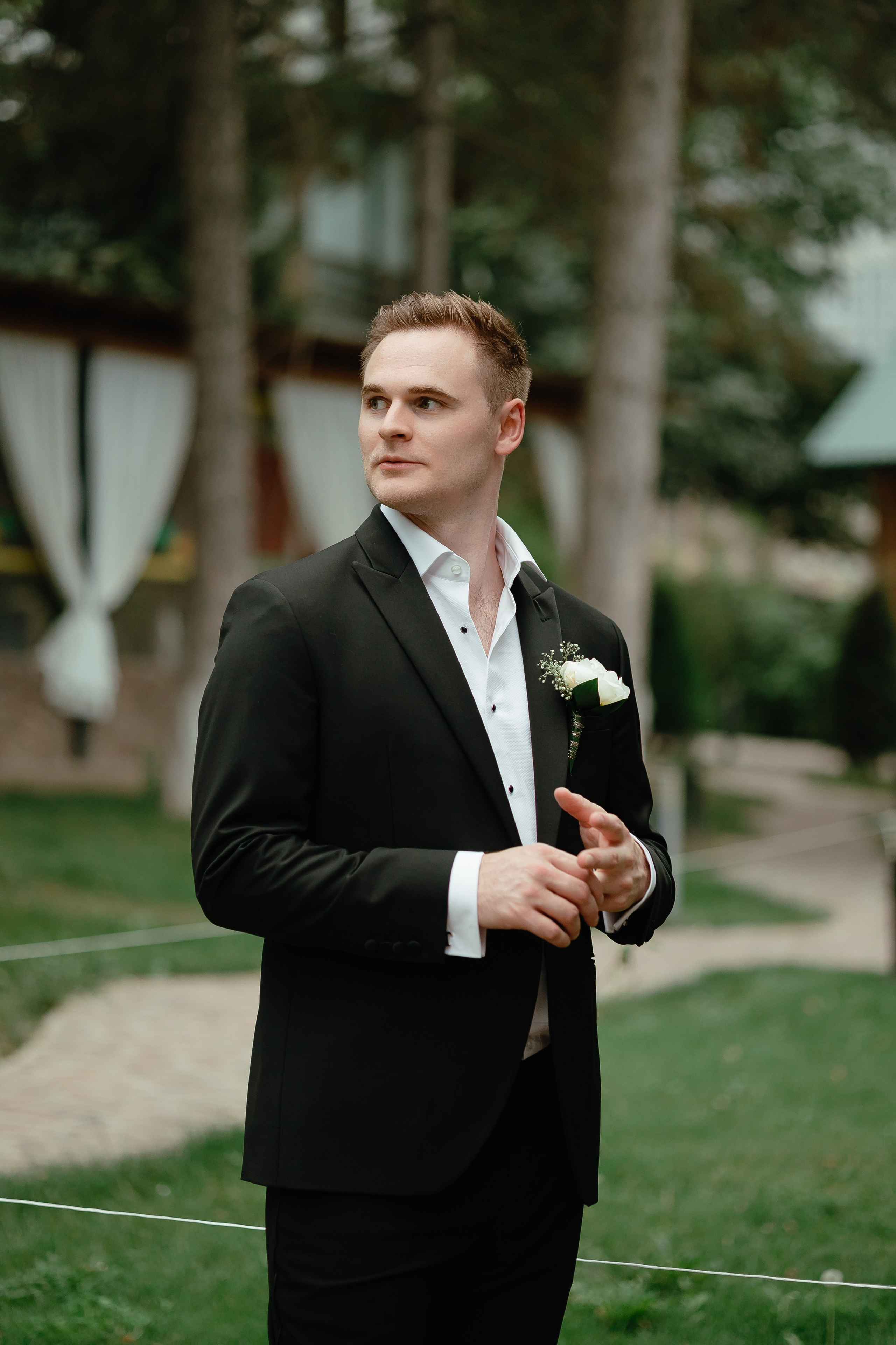 Thomas & Suyumbika. Главная