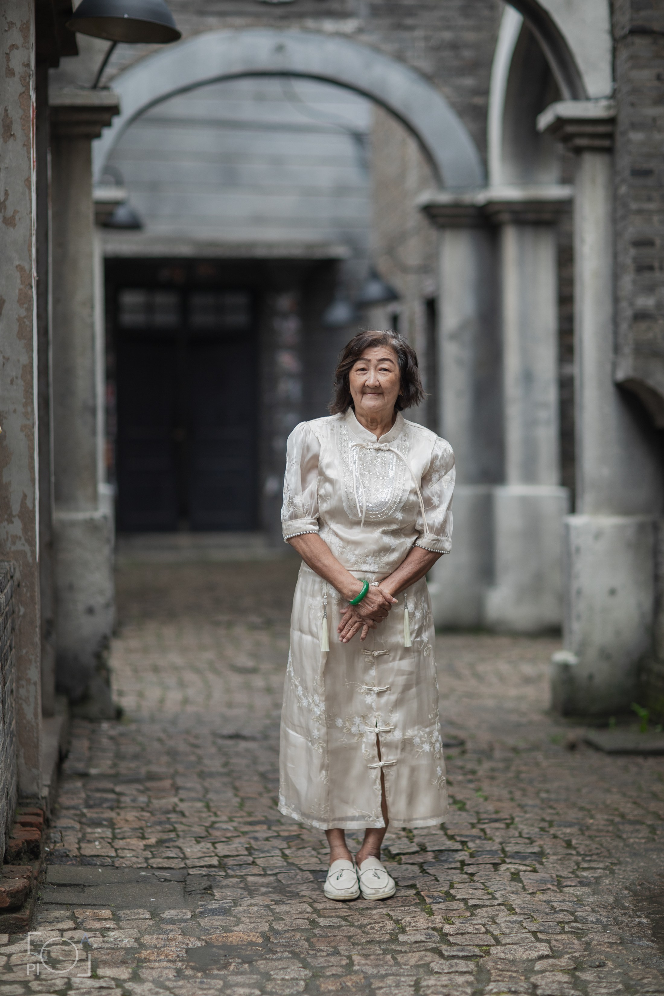 Shanghai 1930s retro photo shoot at Shanghai photo studio. Family photo shoot in Chinese retro style. 