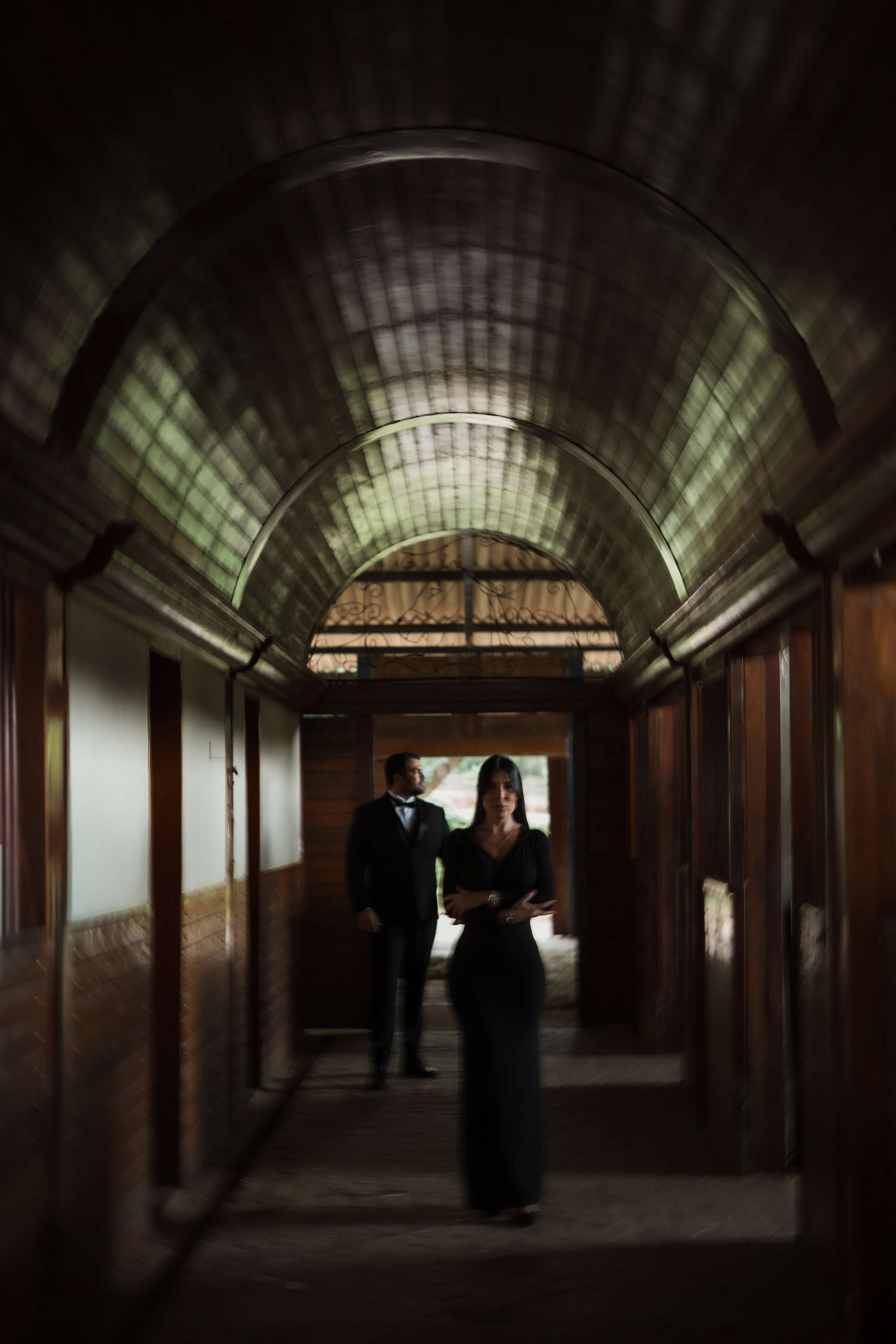 Inspiração para ensaio pré-wedding com cavalo e atmosfera cinematográfica. Sara e Rafael escolheram uma sessão com linguagem editorial, composição minimalista e fotografia autoral em Minas Gerais.