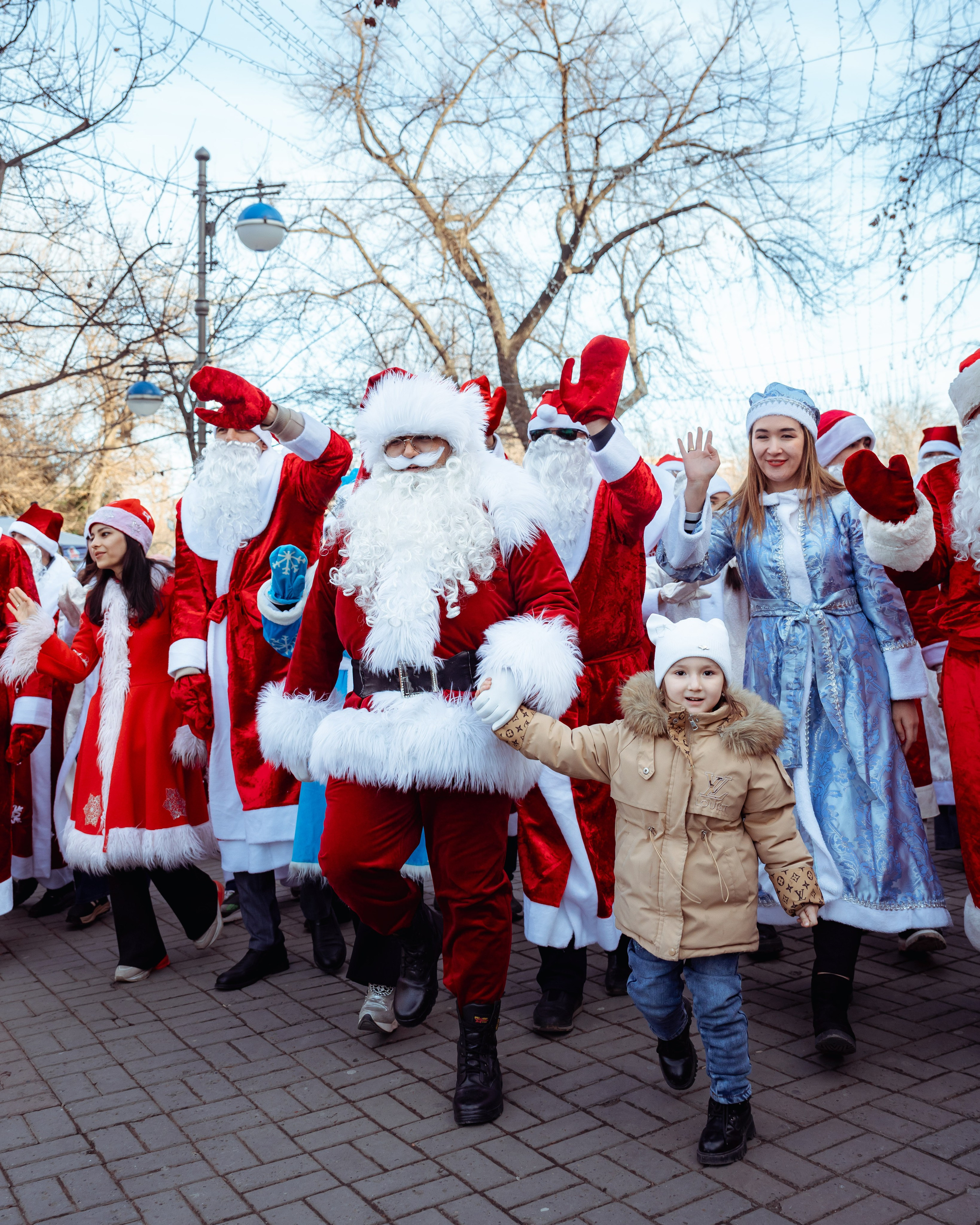 Парад Дедов Морозов. Георгий Намазов | Фотограф в Ташкенте