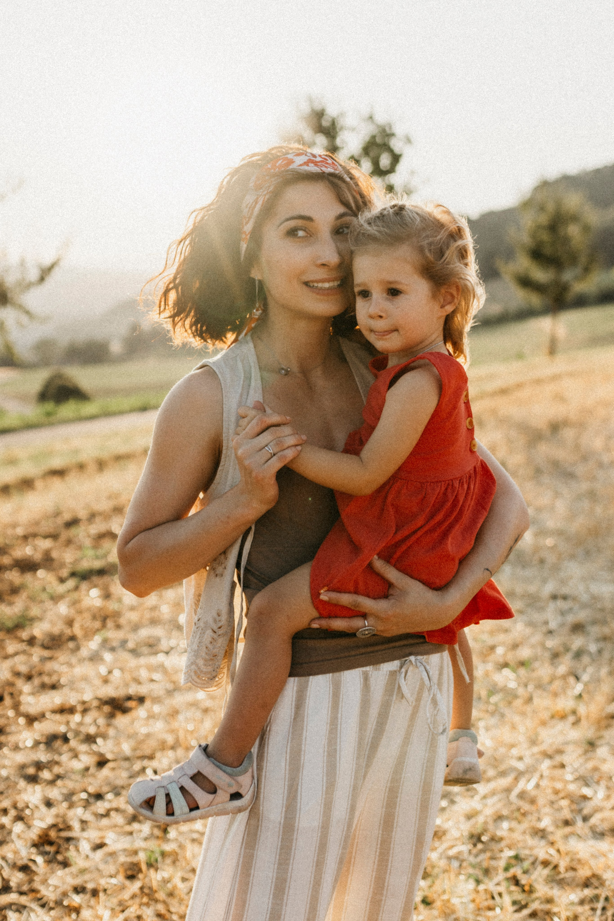 Zhenya and Maya. Polina Sobol — family & documentary photographer in Bern. Outdoor & urban photo sessions for families, kids and couples