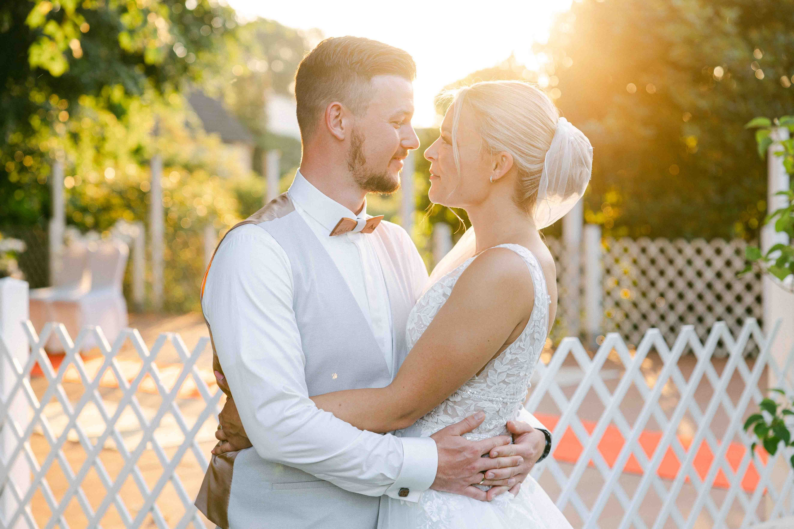 brautpaar bei ihrer hochzeit im ak happiness 