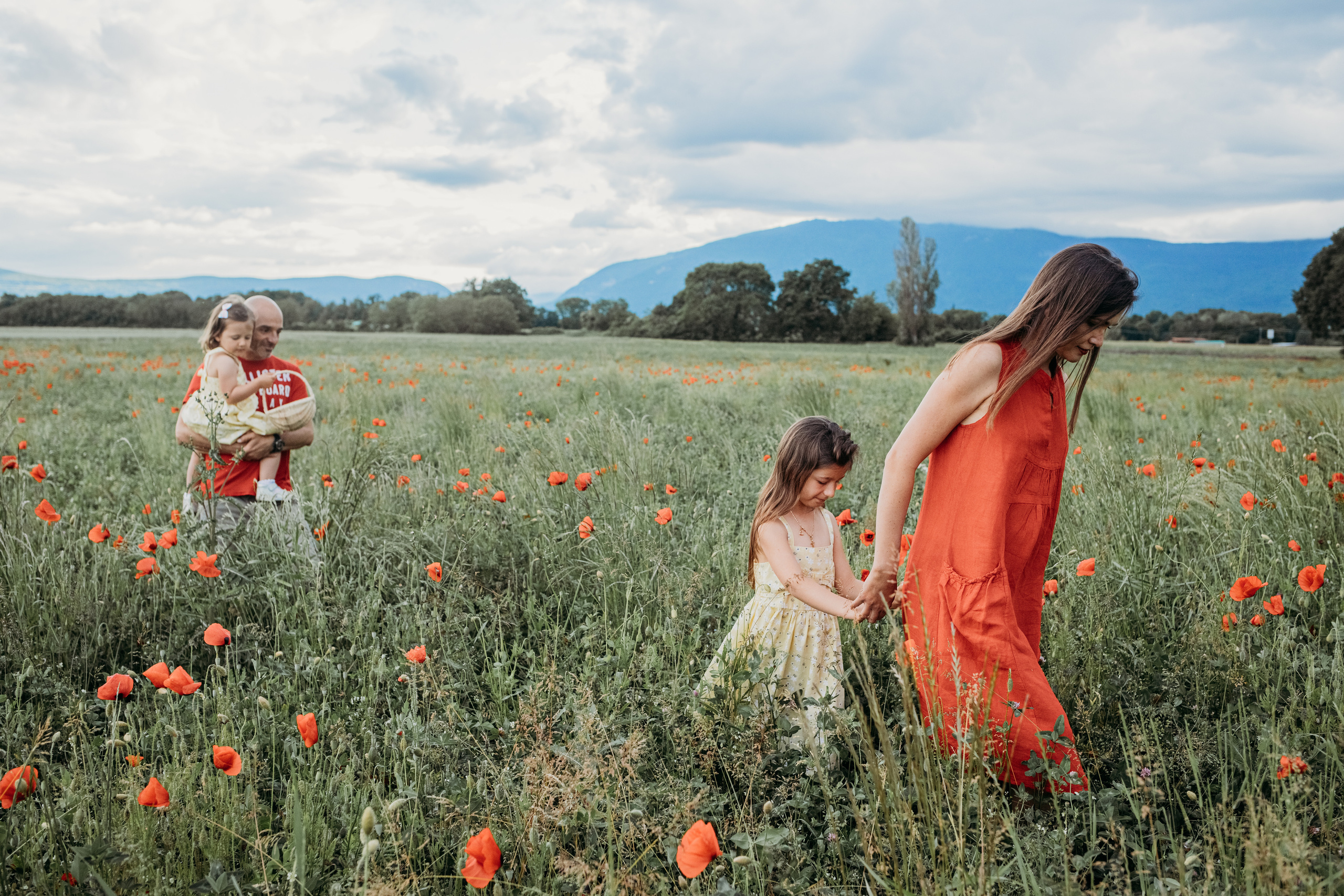 Poppies. Family photographer in Geneva Switzerland Anastasiia Francuzova. Семей