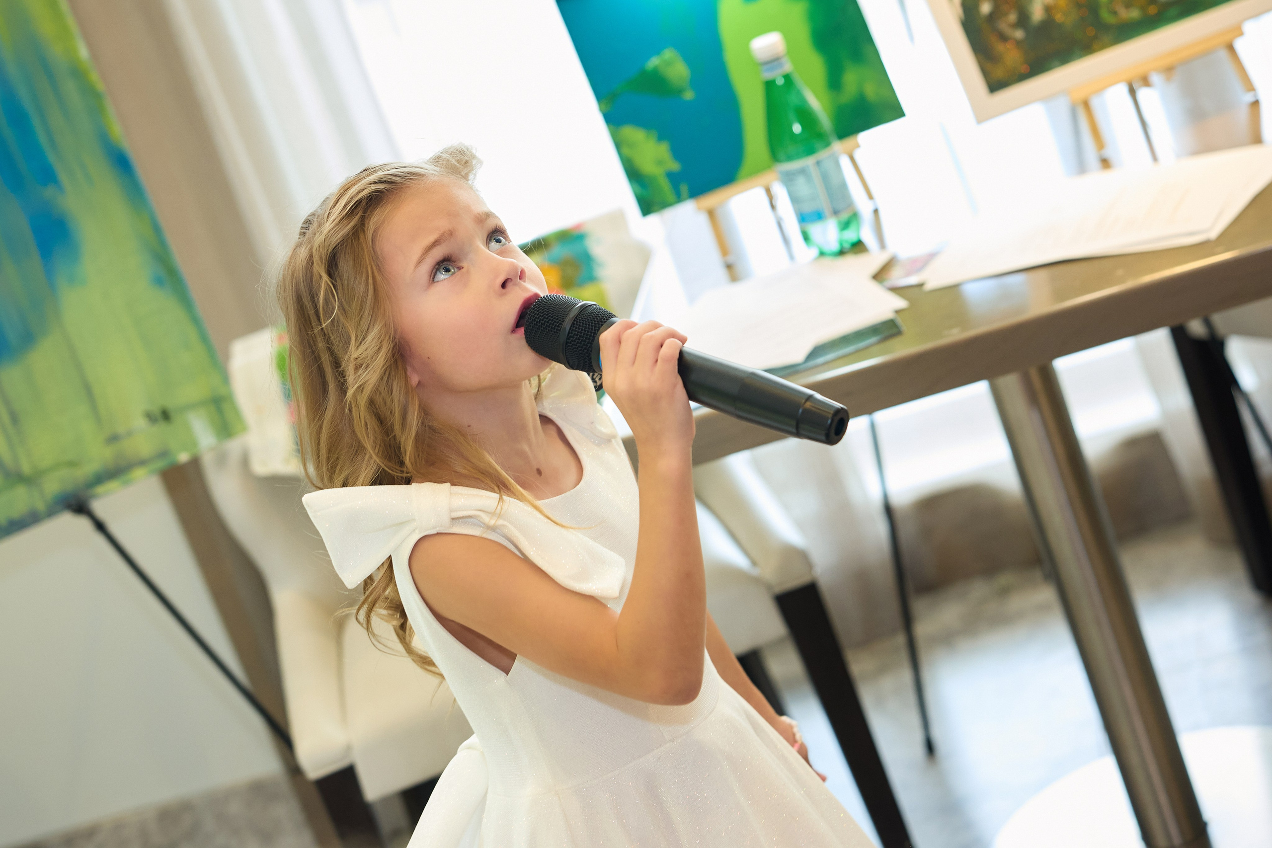 Авторская благотворительная художественная выставка Дианы Бортник. Фотограф Юлия Маковеева