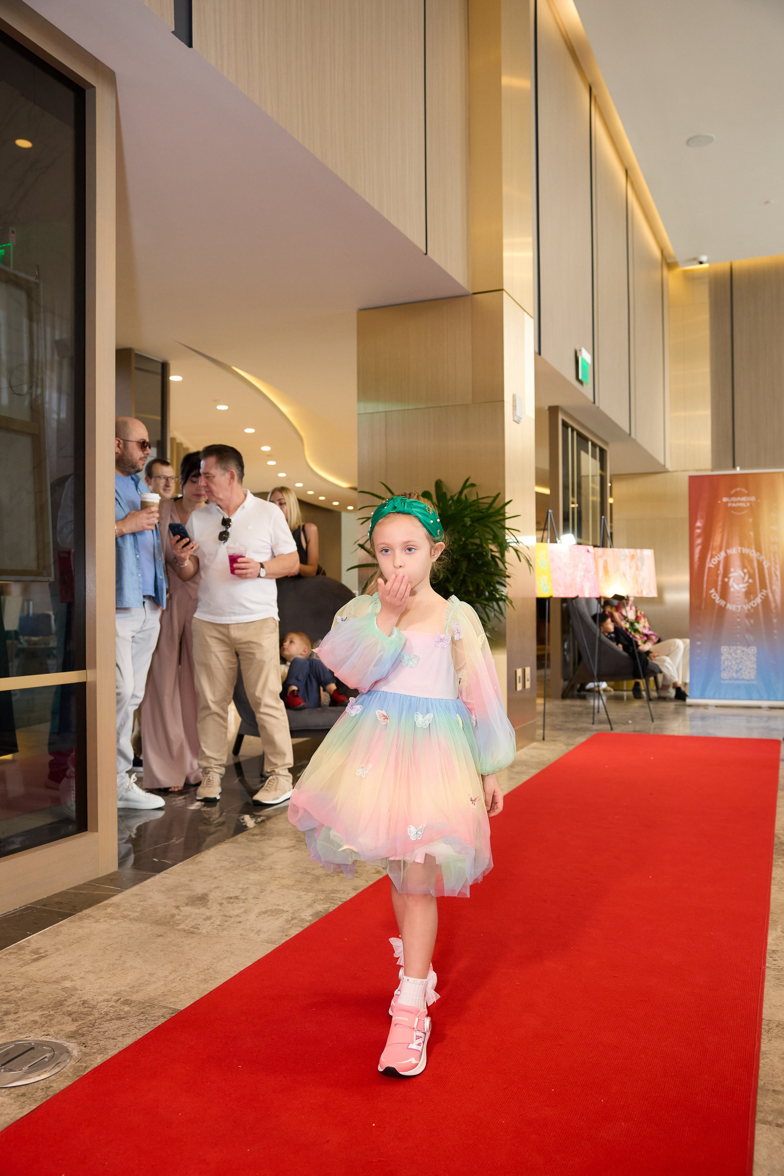 Авторская благотворительная художественная выставка Дианы Бортник. Фотограф Юлия Маковеева