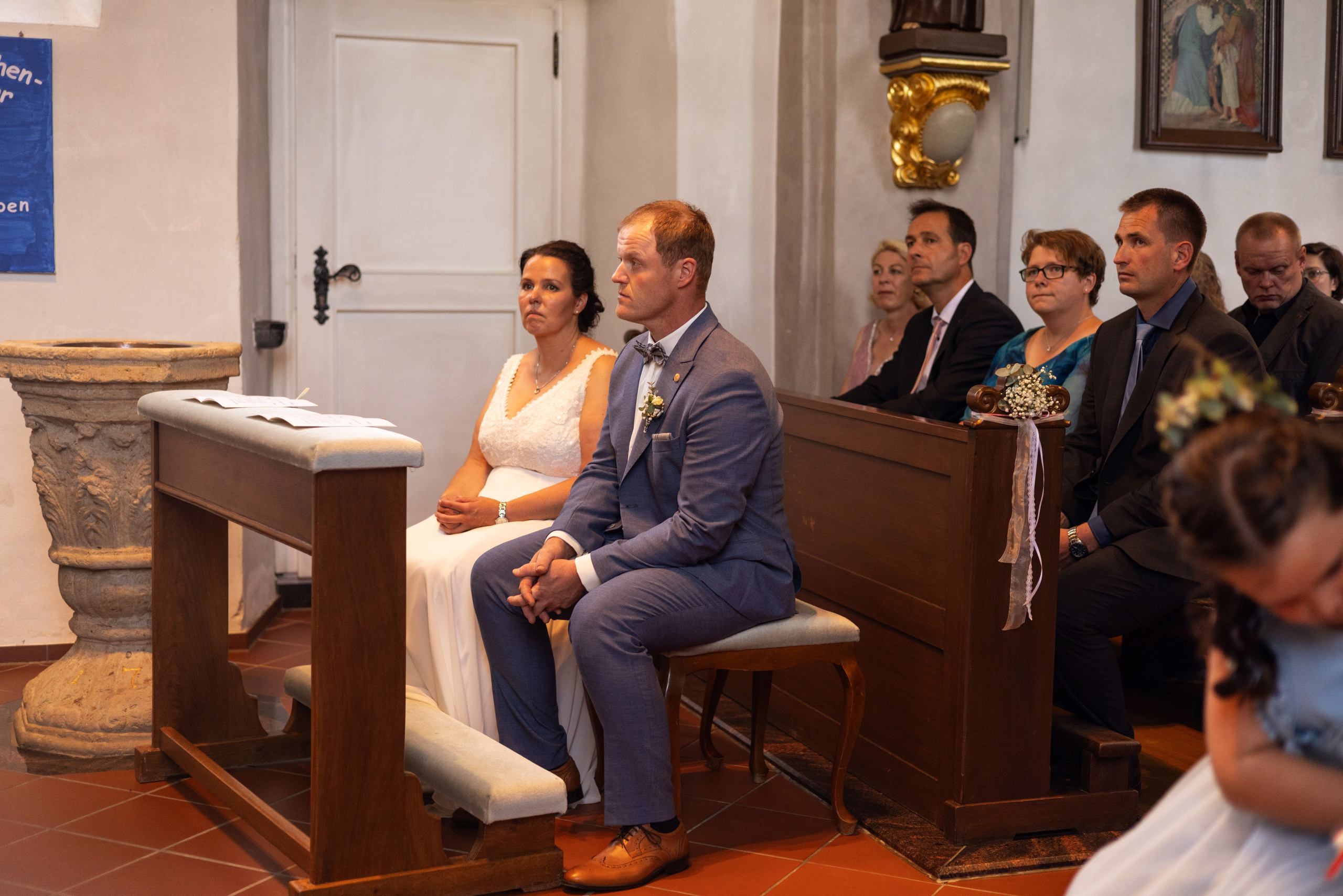 Emotionale Hochzeitsfotos: Braut und Bräutigam am Altar der Kirche in Bippen bei Osnabrück.