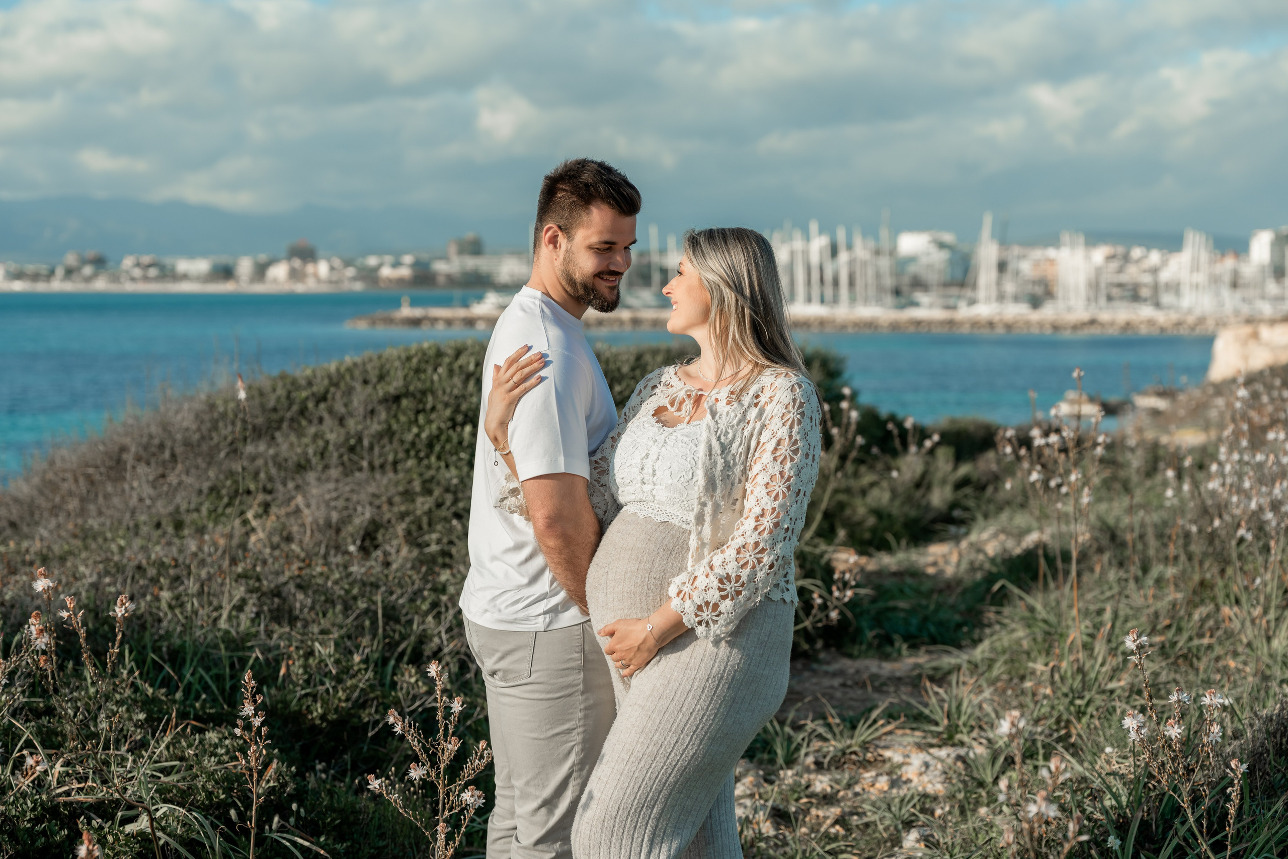 Schwangerschaftsshooting am Meer. Deine Fotografin auf Mallorca für Familien und Business