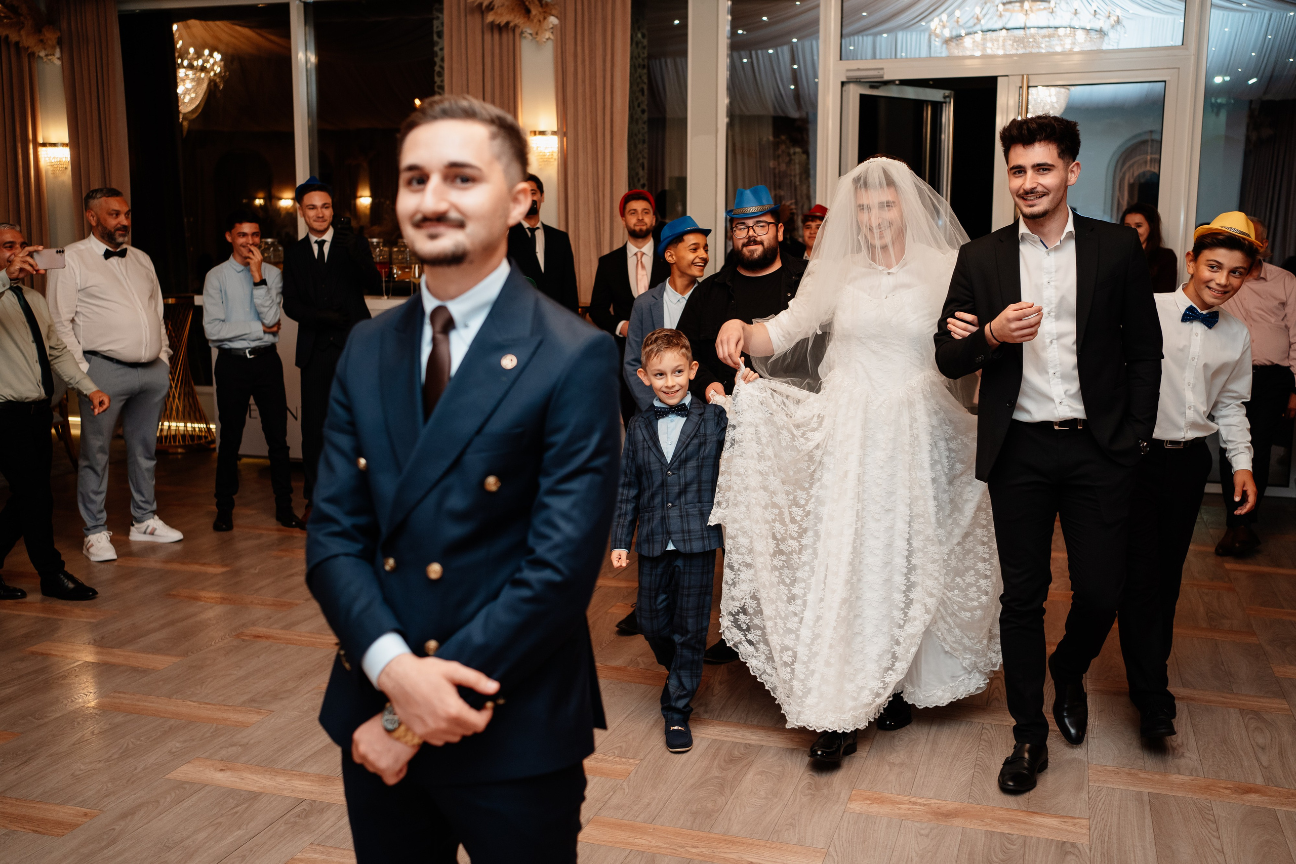 Moment emoționant între miri în ziua nunții, surprins într-un cadru natural și romantic, la Reina Events. Fotografie de nuntă profesională, editată artistic pentru a evidenția emoția și eleganța evenimentului.