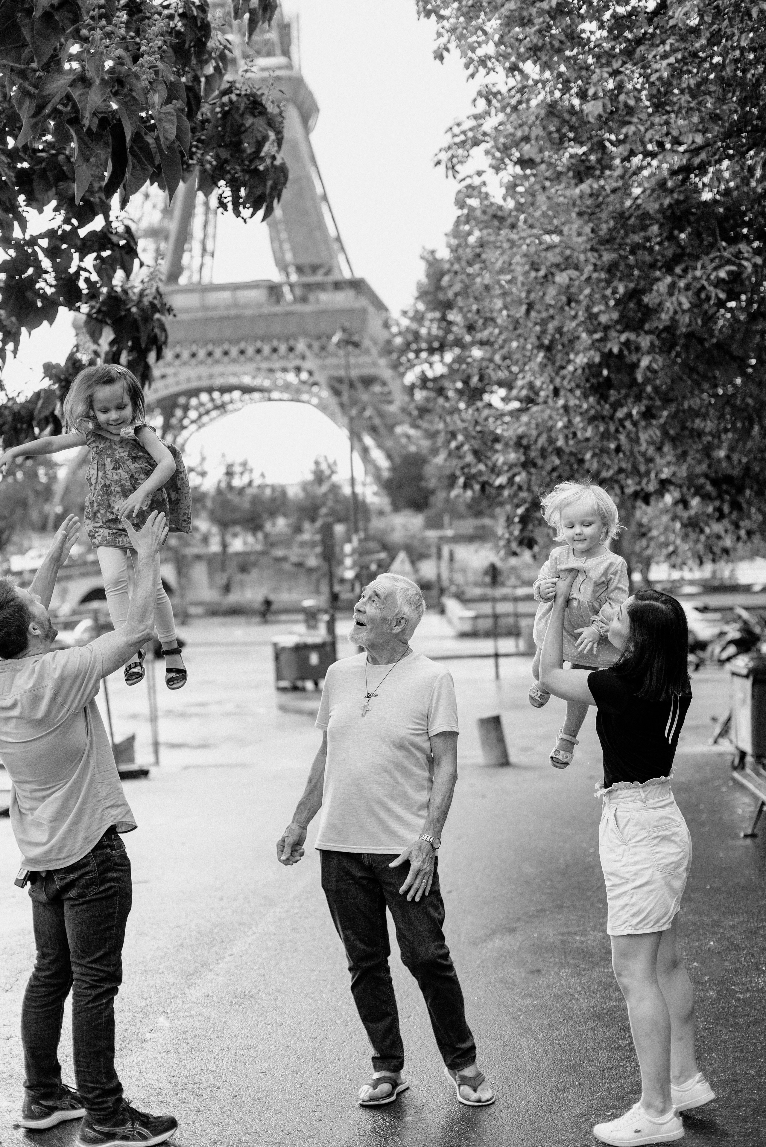 Sunset family session by the Eiffel tower. Ksenia Marchand/ Lifestyle photographer in Paris
