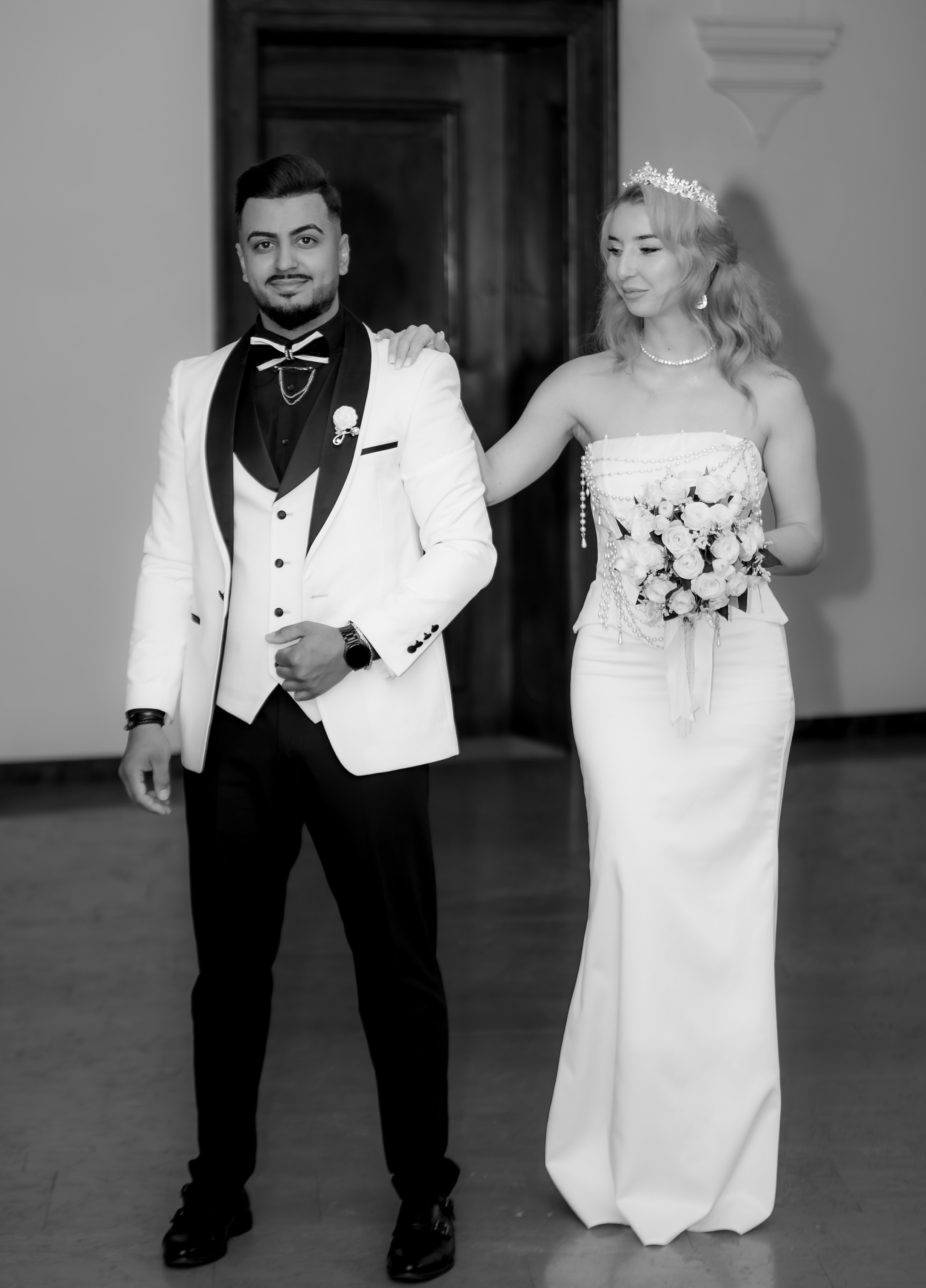 Modernes Brautpaar-Shooting Ganzkörperaufnahme vor hellem Hintergrund