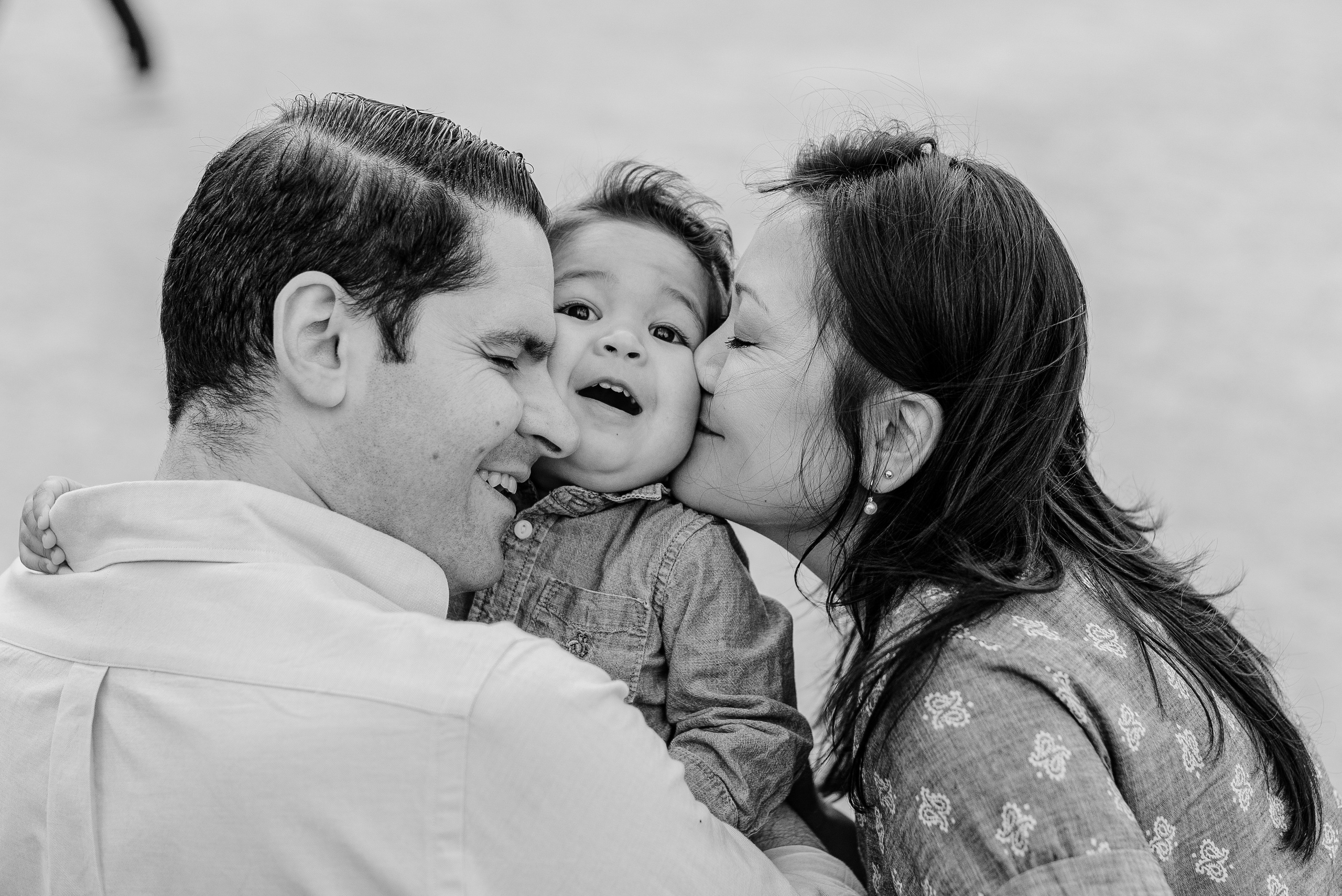 Chic family portraits in Palais Royal and Louvre area. Ksenia Marchand/ Lifestyle photographer in Paris