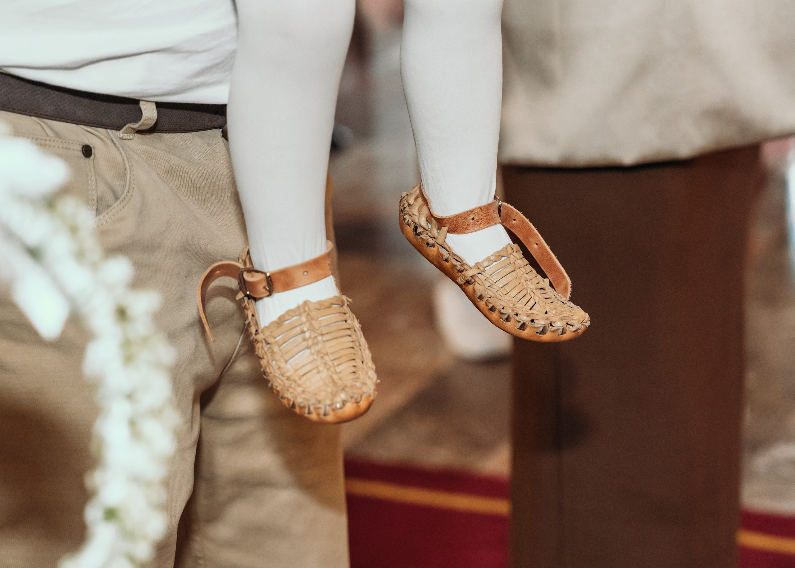 Detalj decijih opanaka na krstenju u crkvi na Vidikovcu