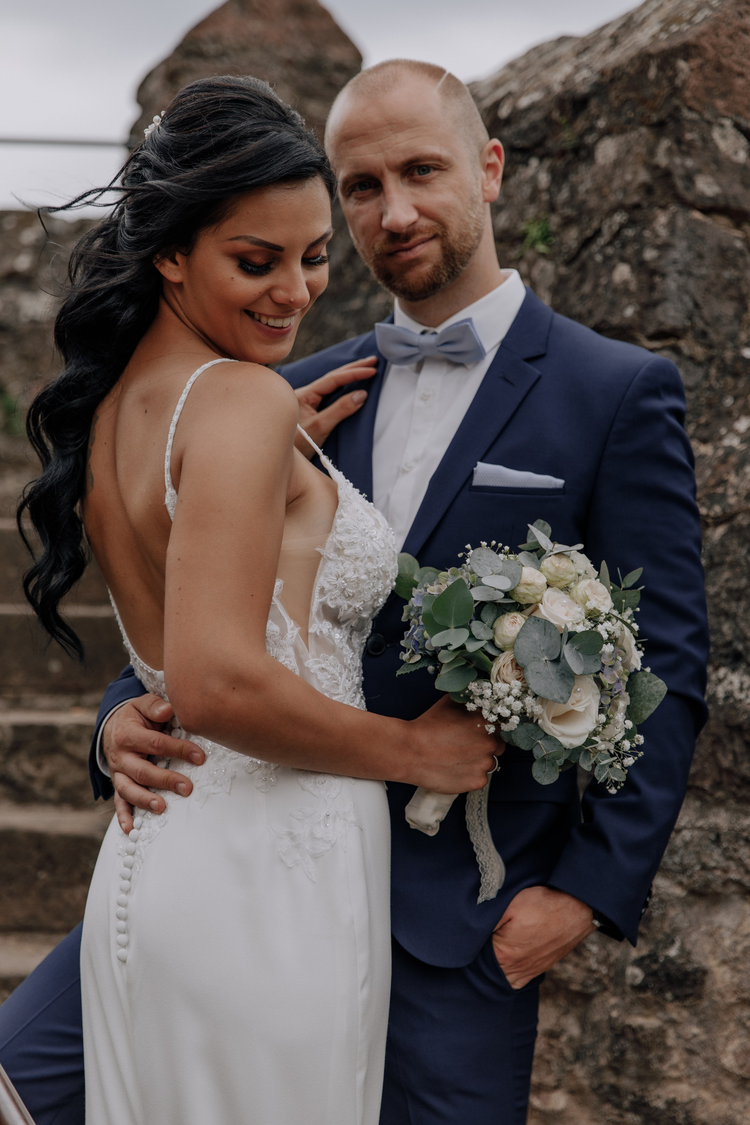 Bräutigam umarmt die Braut in der Burg Breuberg.