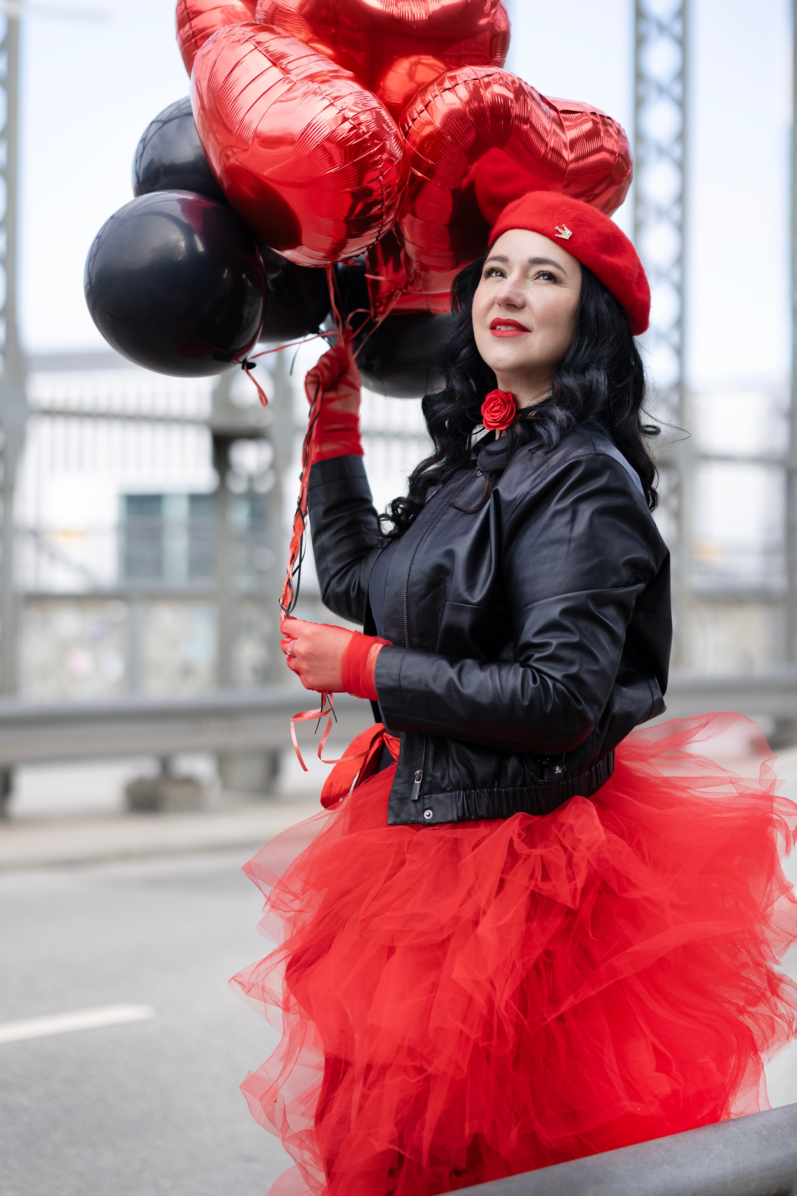 Balloons and red skirt. Фотограф в Мюнхене