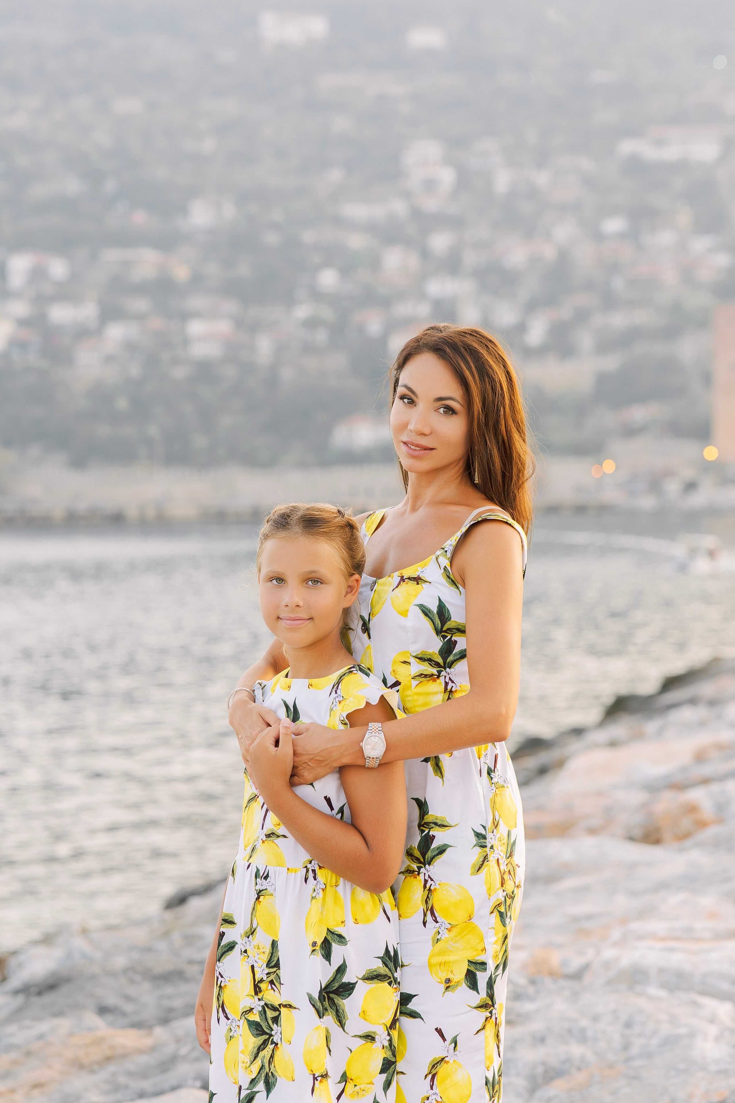 Фотограф в Алания. Фотосессия для большой и нарядной семьи в порту Аланьи.Семейная съемка в порту. Морская прогулка для всей семьи. Фотограф в Алании в Турции, Аланья, Сиде, Белек, Анталия, Кемер, Конаклы, Окурджалар. Фотосъемки в Алании. Фотосессия в Алания.Алсу Девели