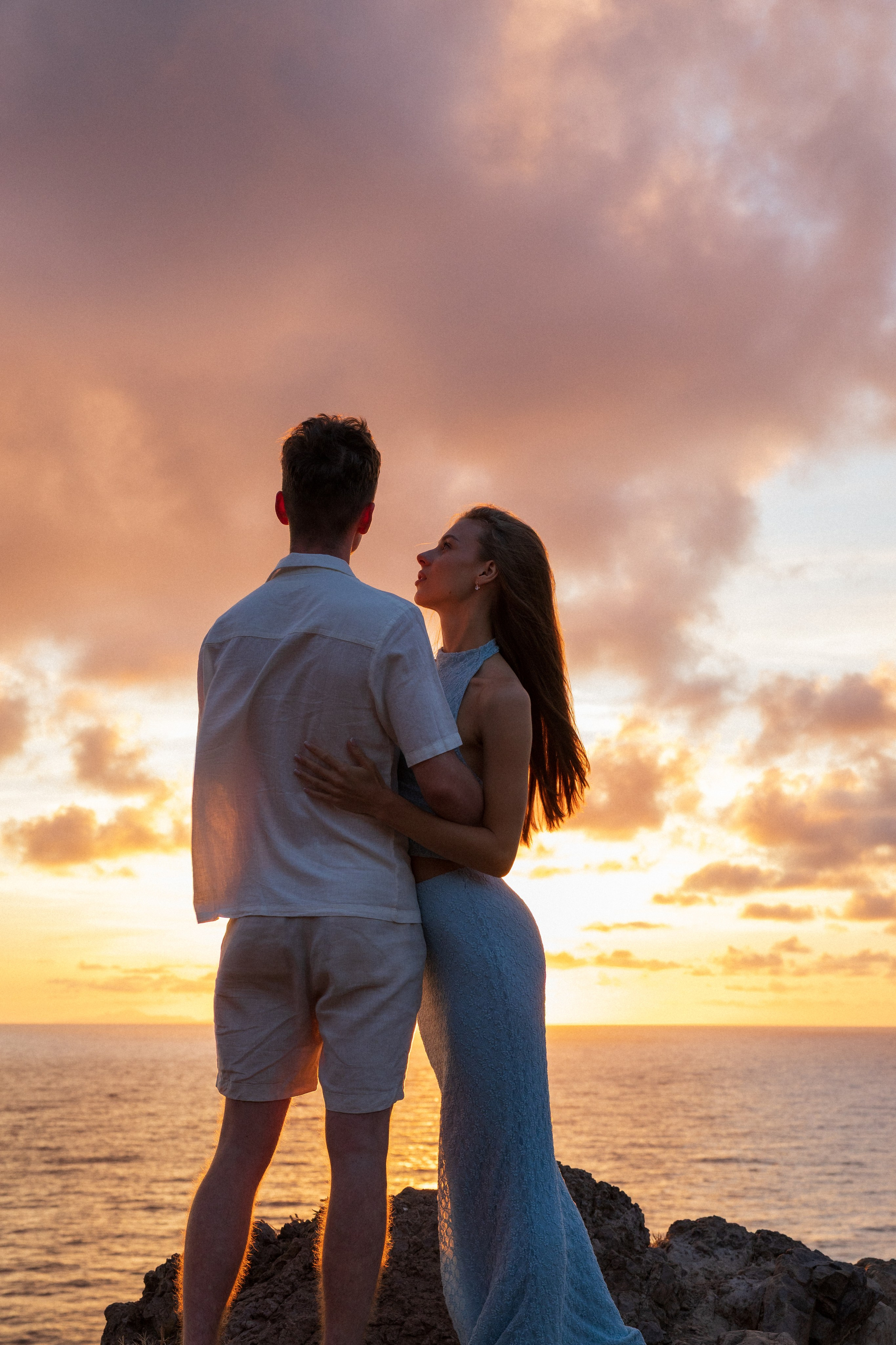 Couple photoshoot at Miradouro do Guindaste, Madeira. Madeira photographer for couples, proposals, elopements & weddings | Tatiana