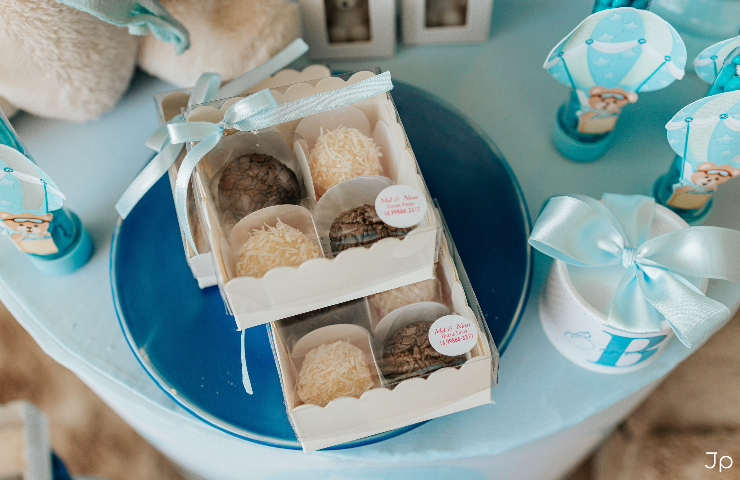 Docinhos personalizados com a letra B no chá de bebê em Barra Bonita.