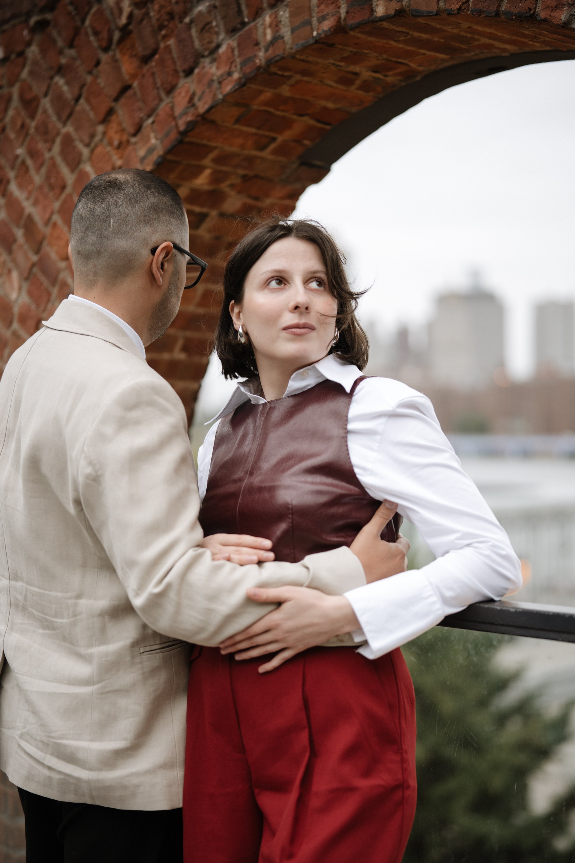 Couple in Dumbo. Portrait and wedding photographer in New York