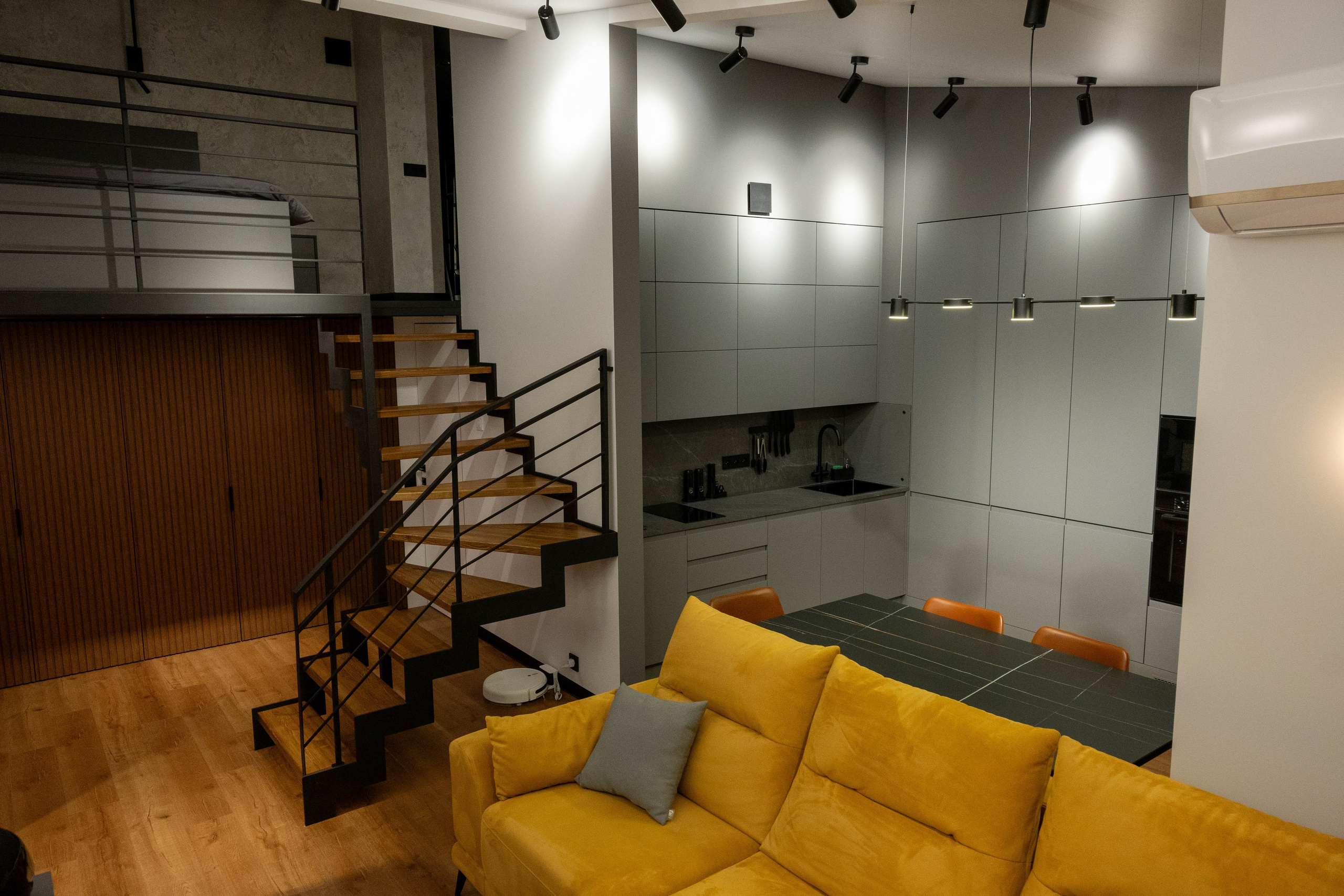 The apartment is on two levels. Fotograf Dmitrii Donets