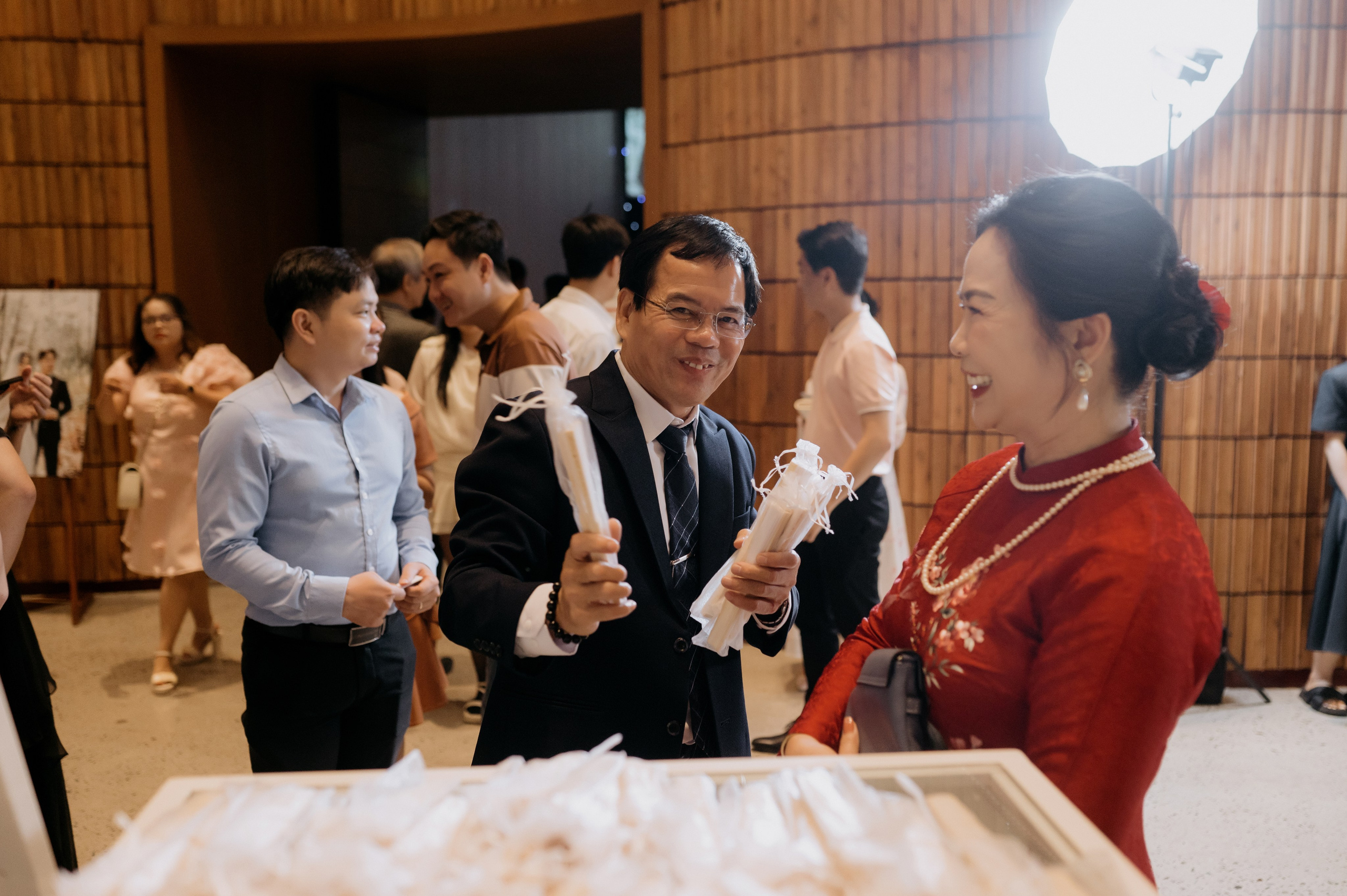 DAT & TU / Wedding Party. Saigon Wedding Present | Art Beyond Moments