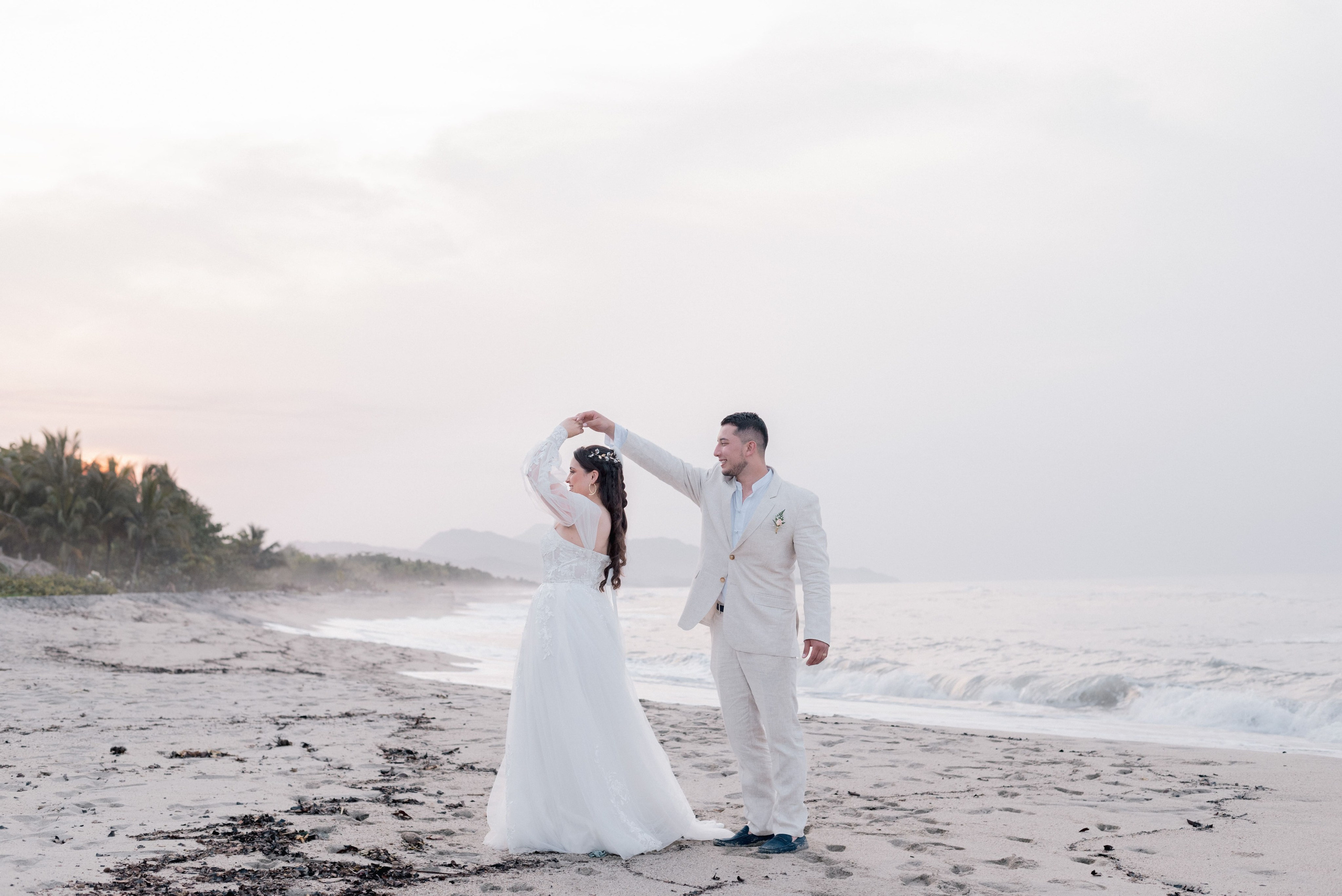 Invitados en celebración de boda de playa Mareygua, momentos de fiesta matrimonial Santa Marta
