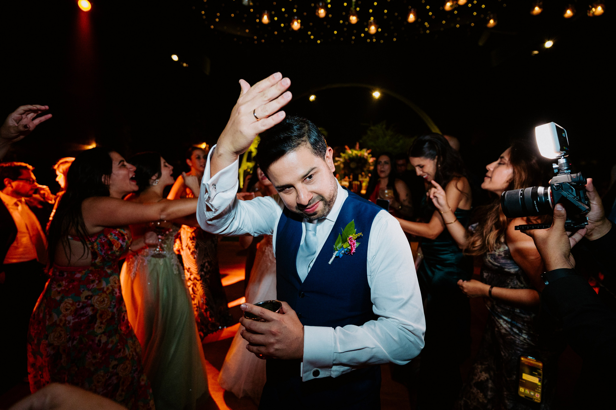 Un vistazo a la fiesta. Fotógrafo de Bodas en Lima | Ronhy Altamirano. Fotografía narrativa y cinematográfica para bodas, quinceañeras y eventos exclusivos