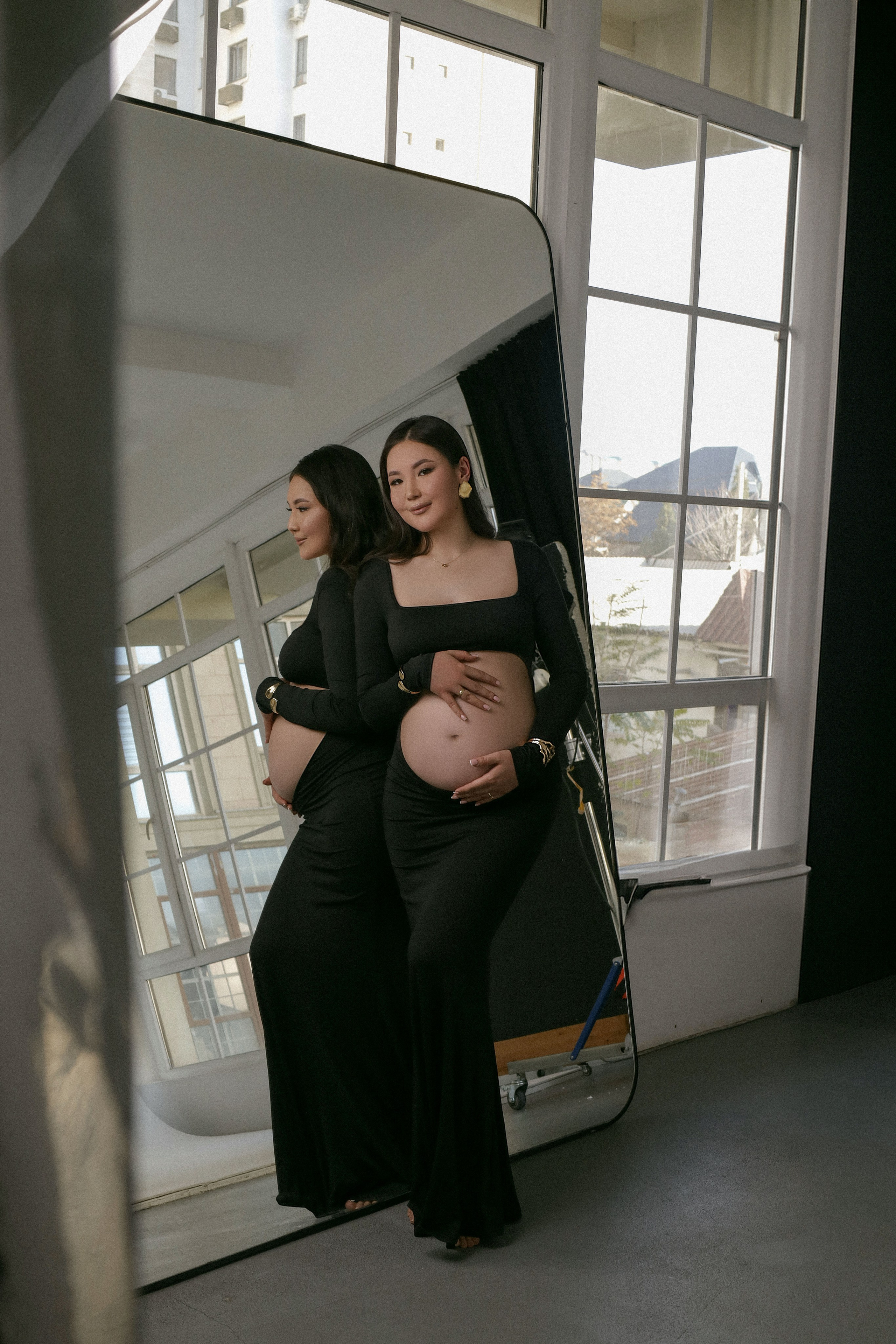 невероятно красивое черное платье в пол,размер S\M\L,вырез для животика а так же на спине