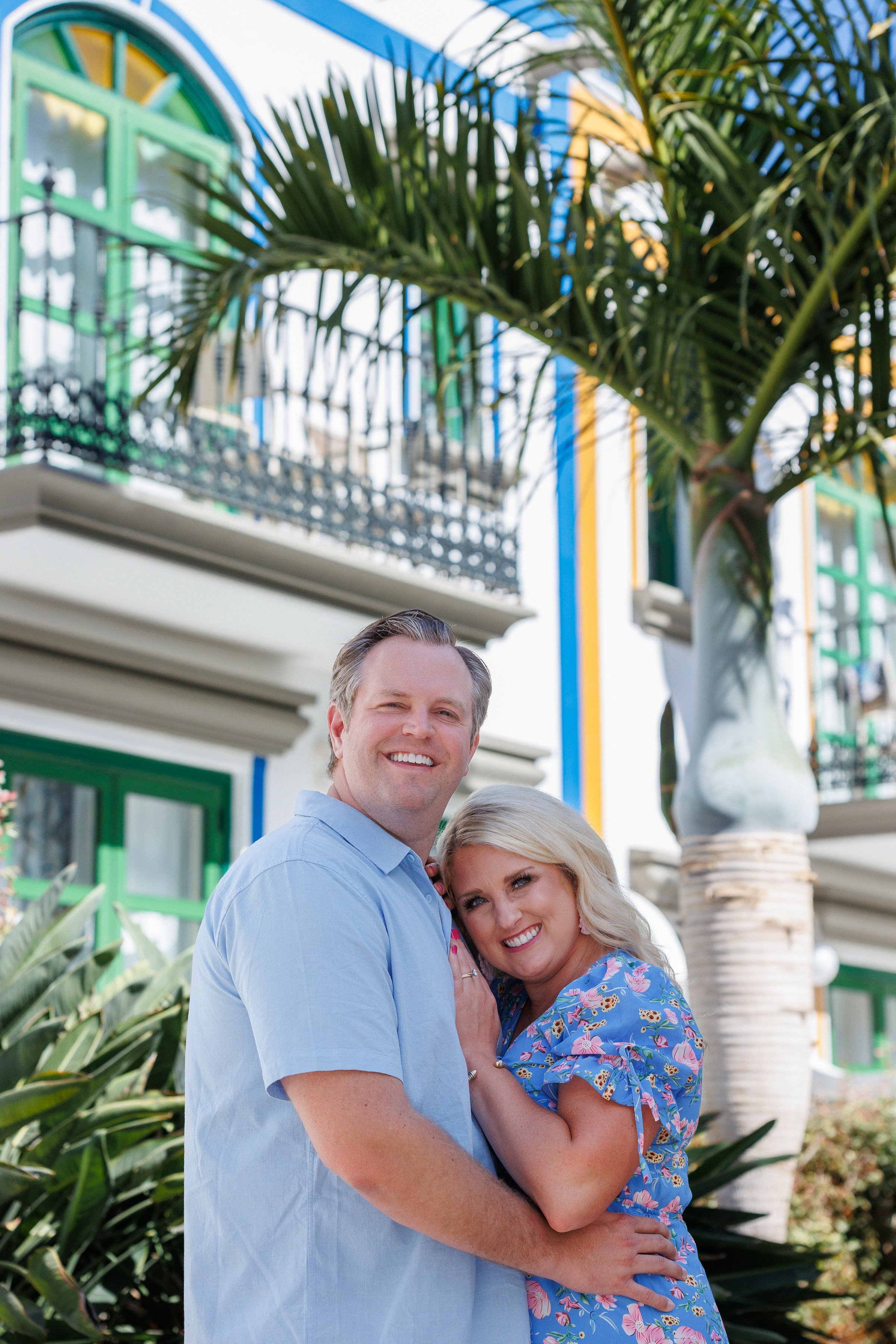 Photo shoot Puerto de Mogan Photographer  An engaged couple posing in front of a palm tree
