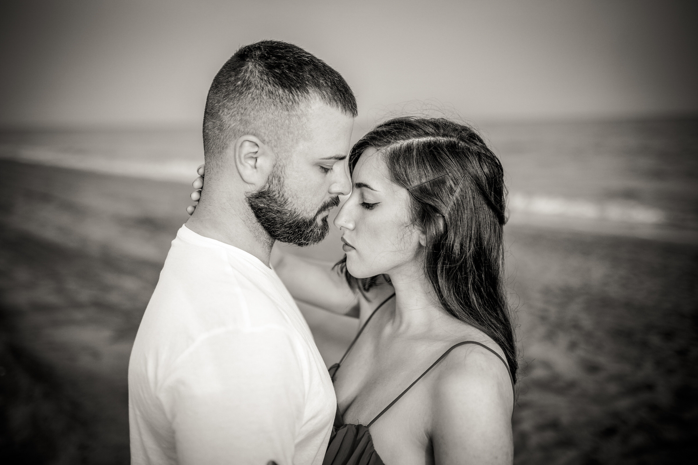 Timeless Love: Gran Canaria Photographer's Talent A black and white photo of a couple kissing on the Gram Canarian beach