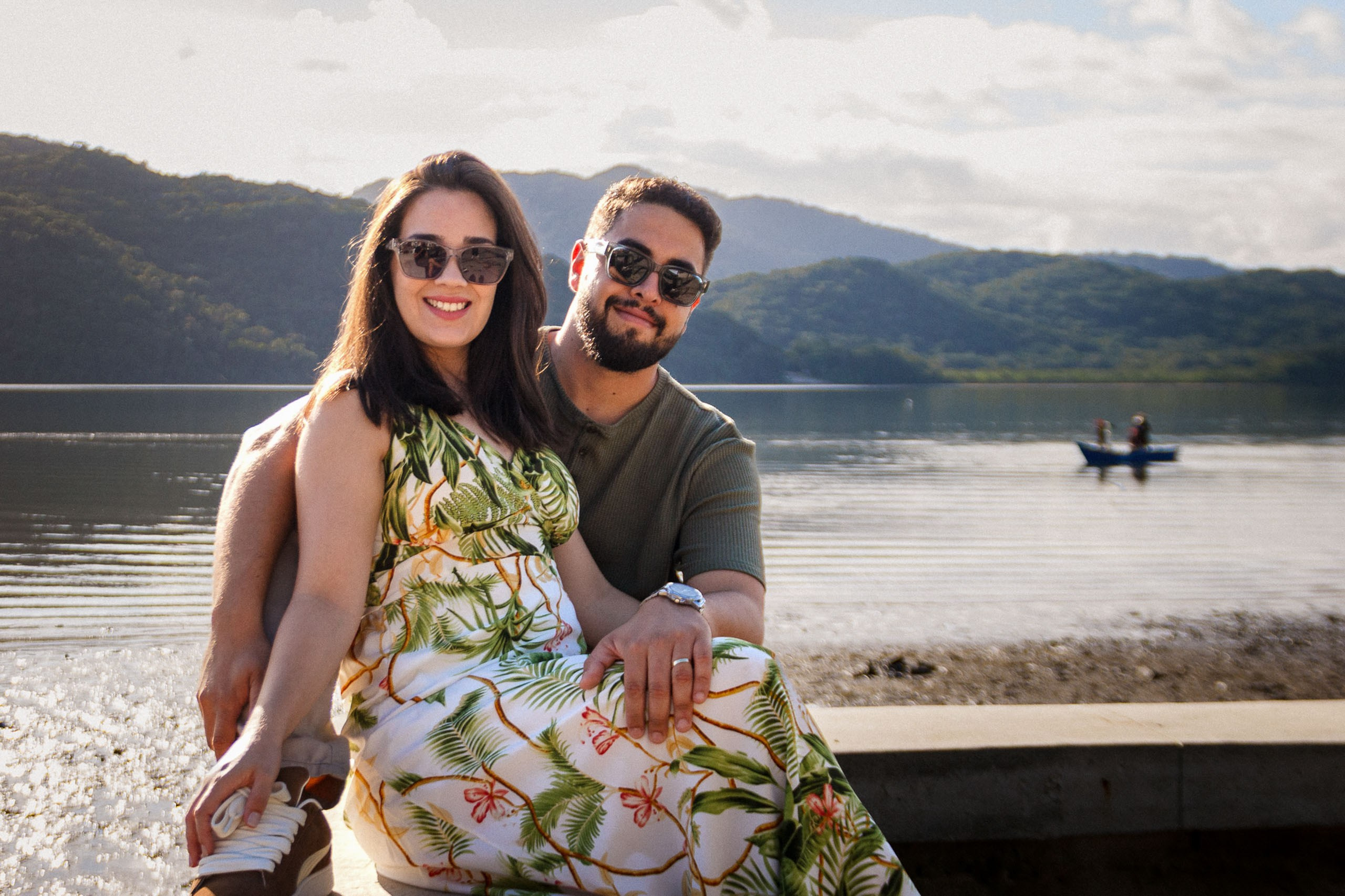 Ensaio de casal ao pôr do sol na Praia da Vigorelli em Joinville