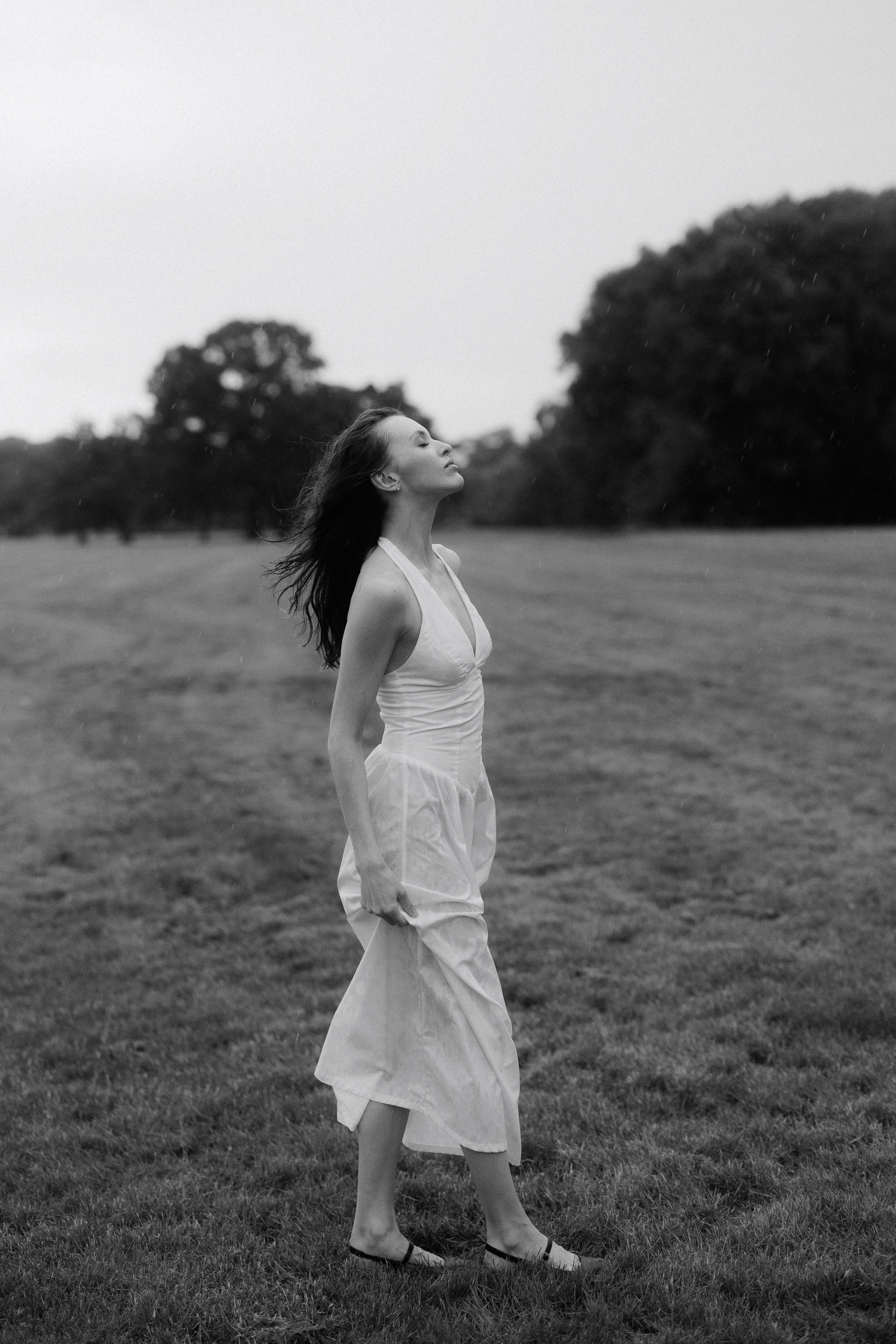 Between Rain and Light — Black & White Portrait Session in Leipzig. Кристина Кожельцова — чёрно-белая портретная фотография в Лейпциге. Германия