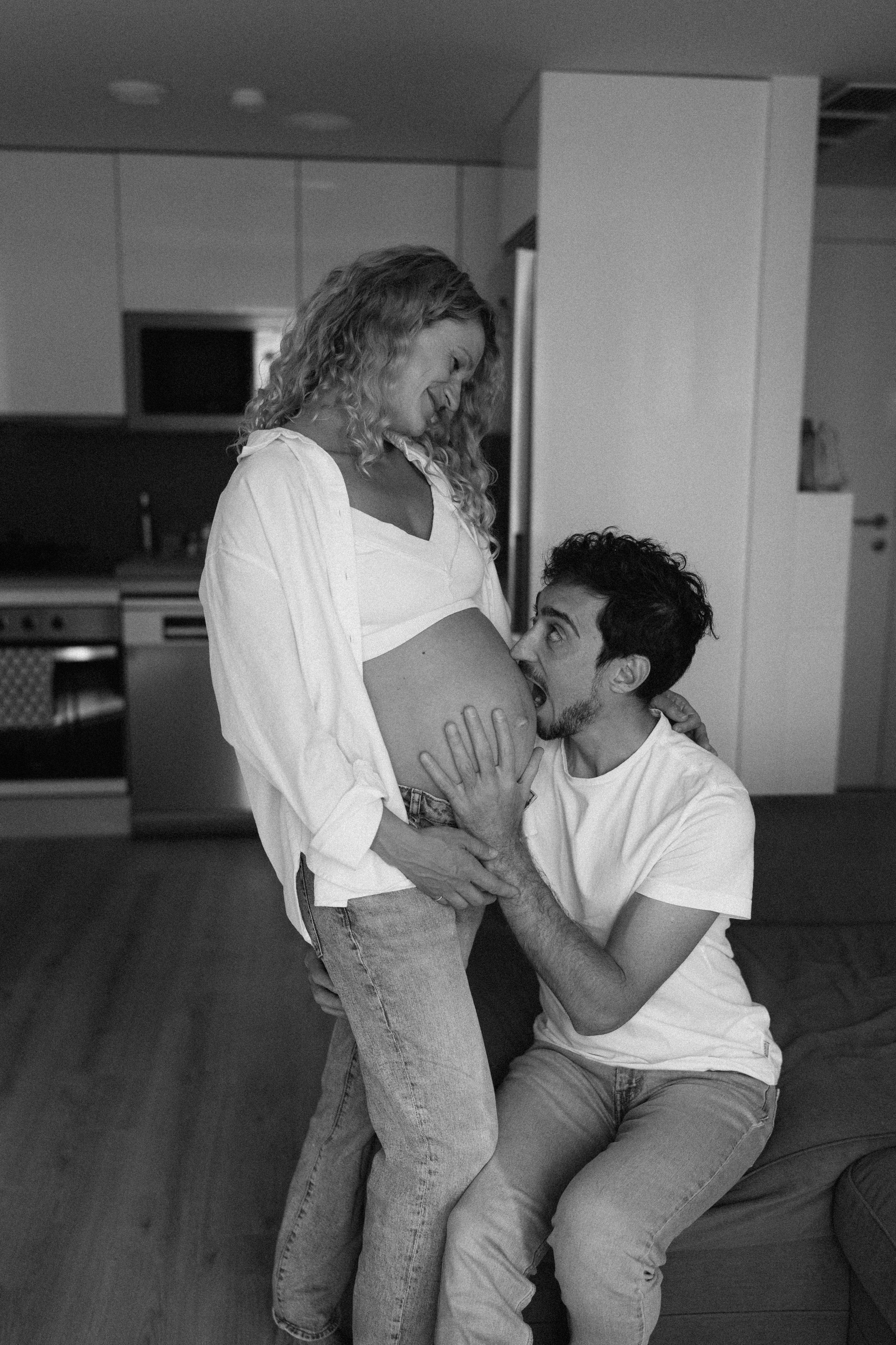 Candid pregnancy photoshoot in the park. Photographer in Madrid, Spain. Alyona Belyaninova