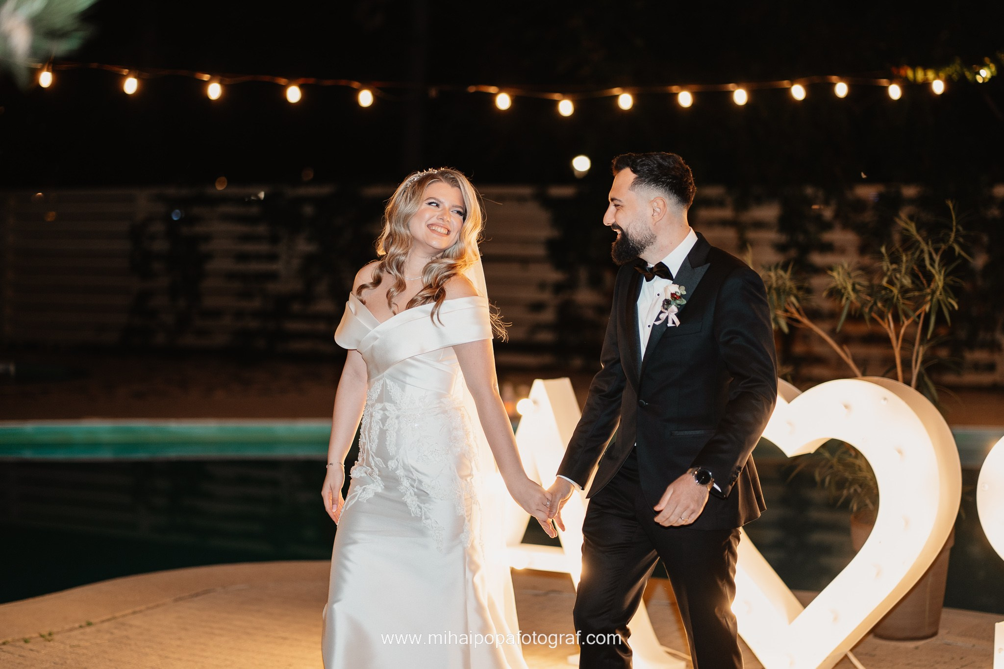 Moment emoționant între miri în ziua nunții, surprins într-un cadru natural și romantic, la Daimon Events. Fotografie de nuntă profesională, editată artistic pentru a evidenția emoția și eleganța evenimentului.