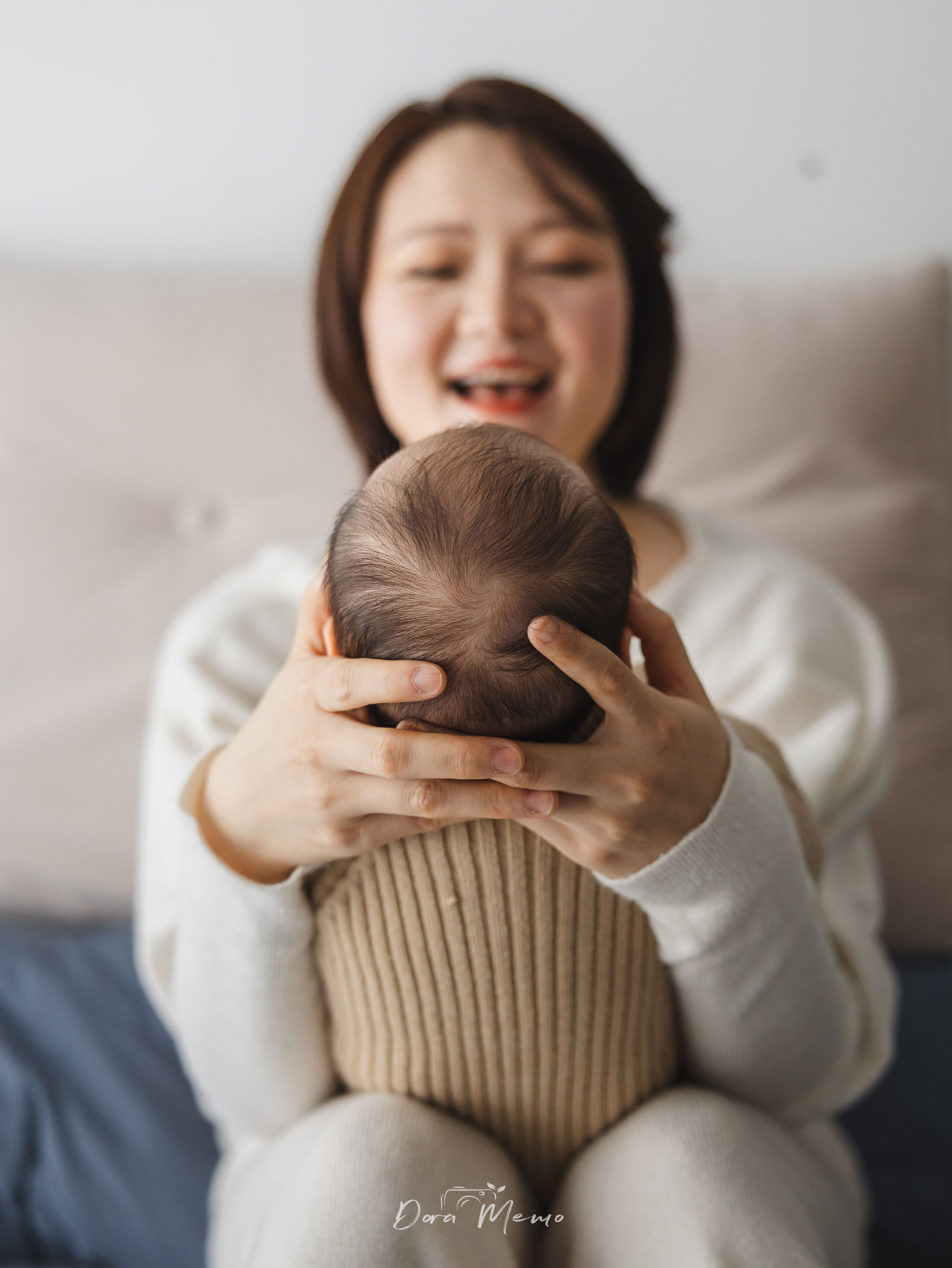 Shanghai Lifestyle Newborn Photography | Cozy At-Home Baby Session with Pets. Shanghai Family Photographer Dora