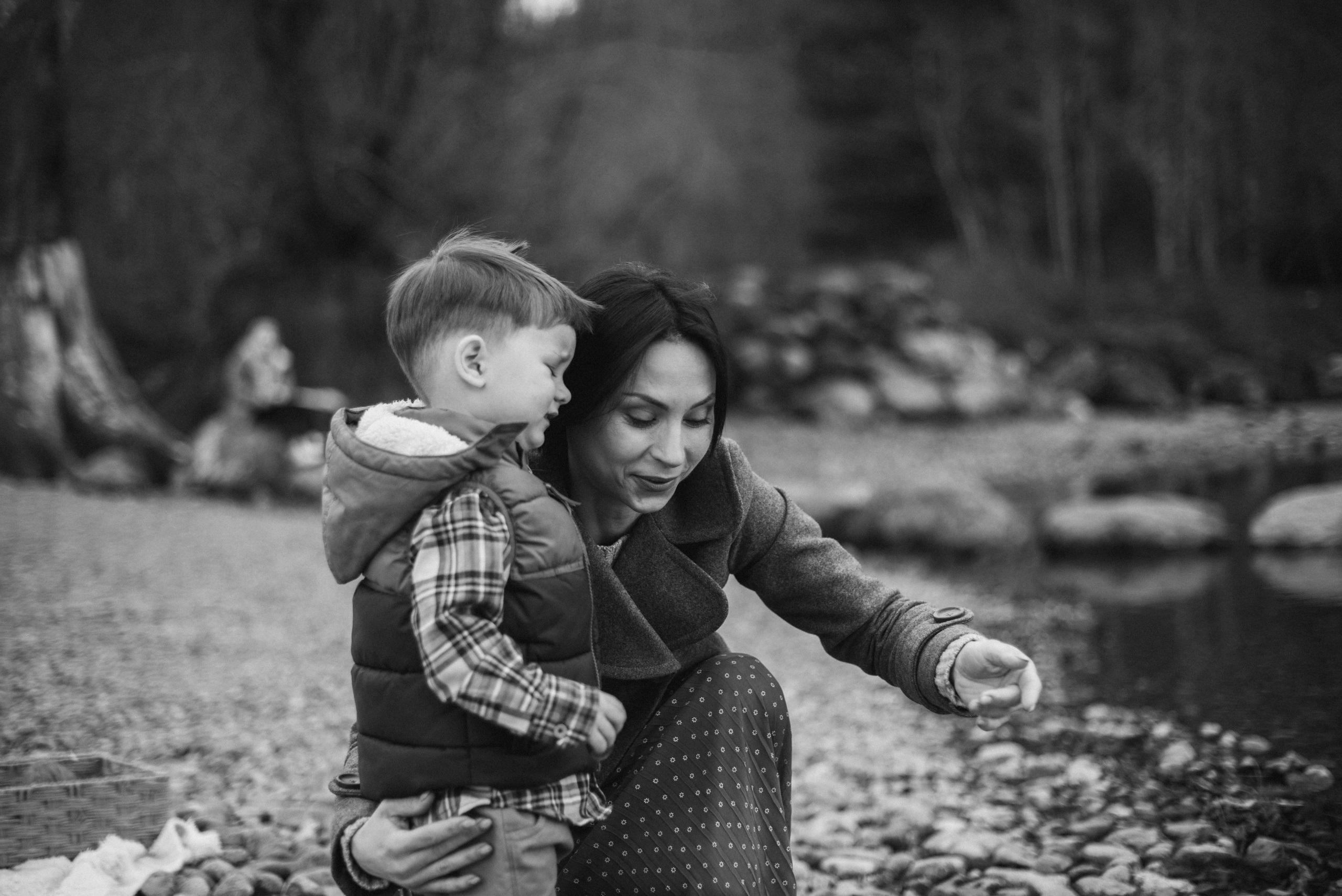 A walk by the water. Newborn, pregnancy, family photographer in New Jersey