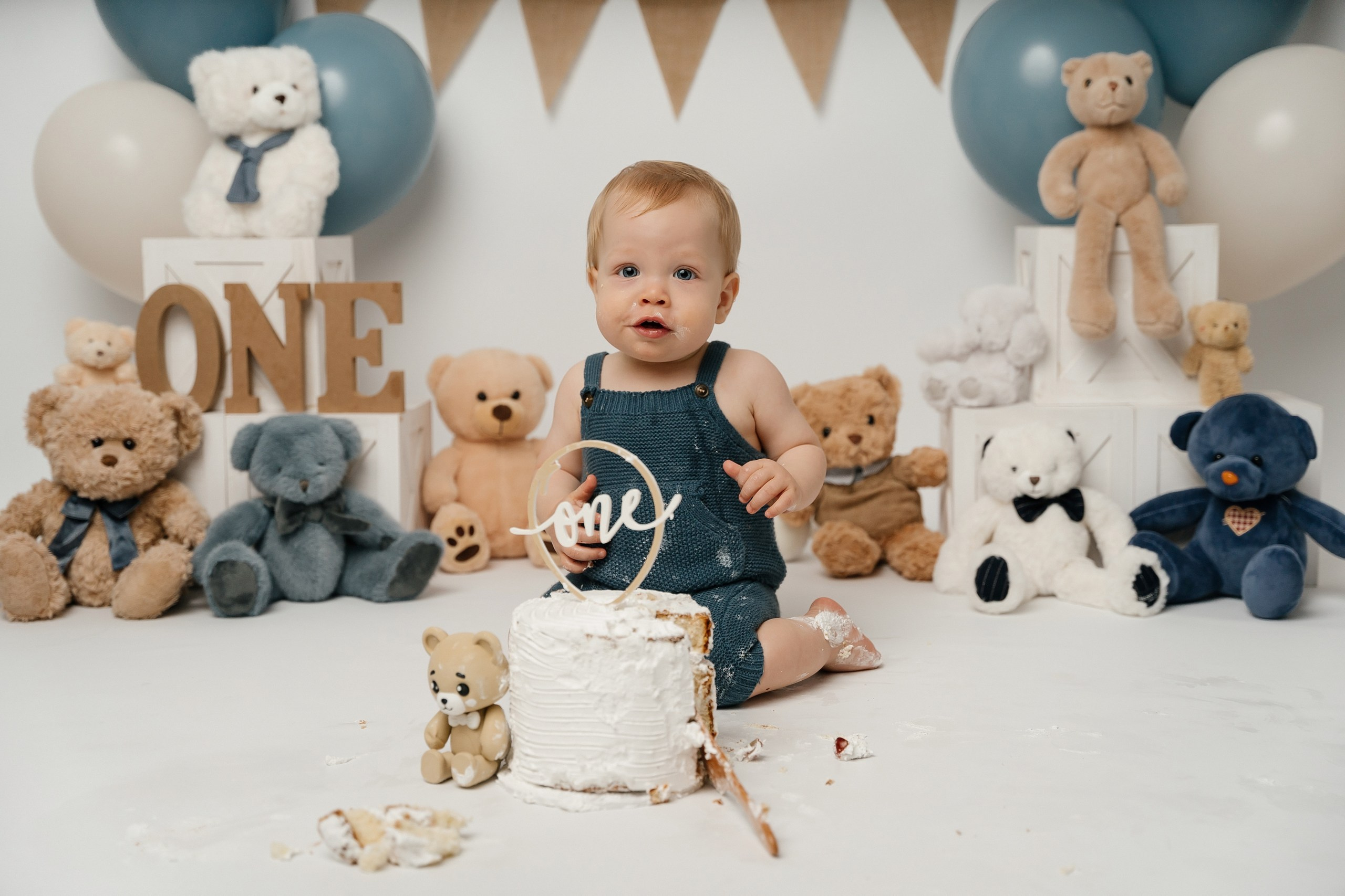 First birthday cake smash session. Newborn and family photographer. Hills District. Sydney
