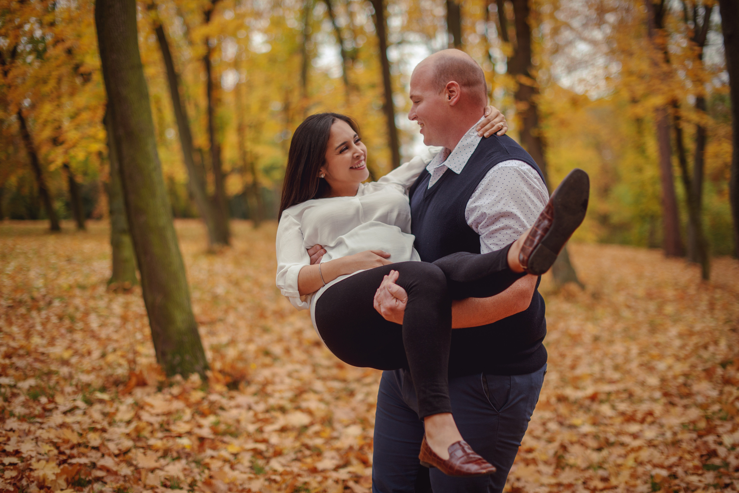 Těhotenské focení v parku Stromovka v Praze. Profesionální fotografka v Praze Anastasia Haritonova