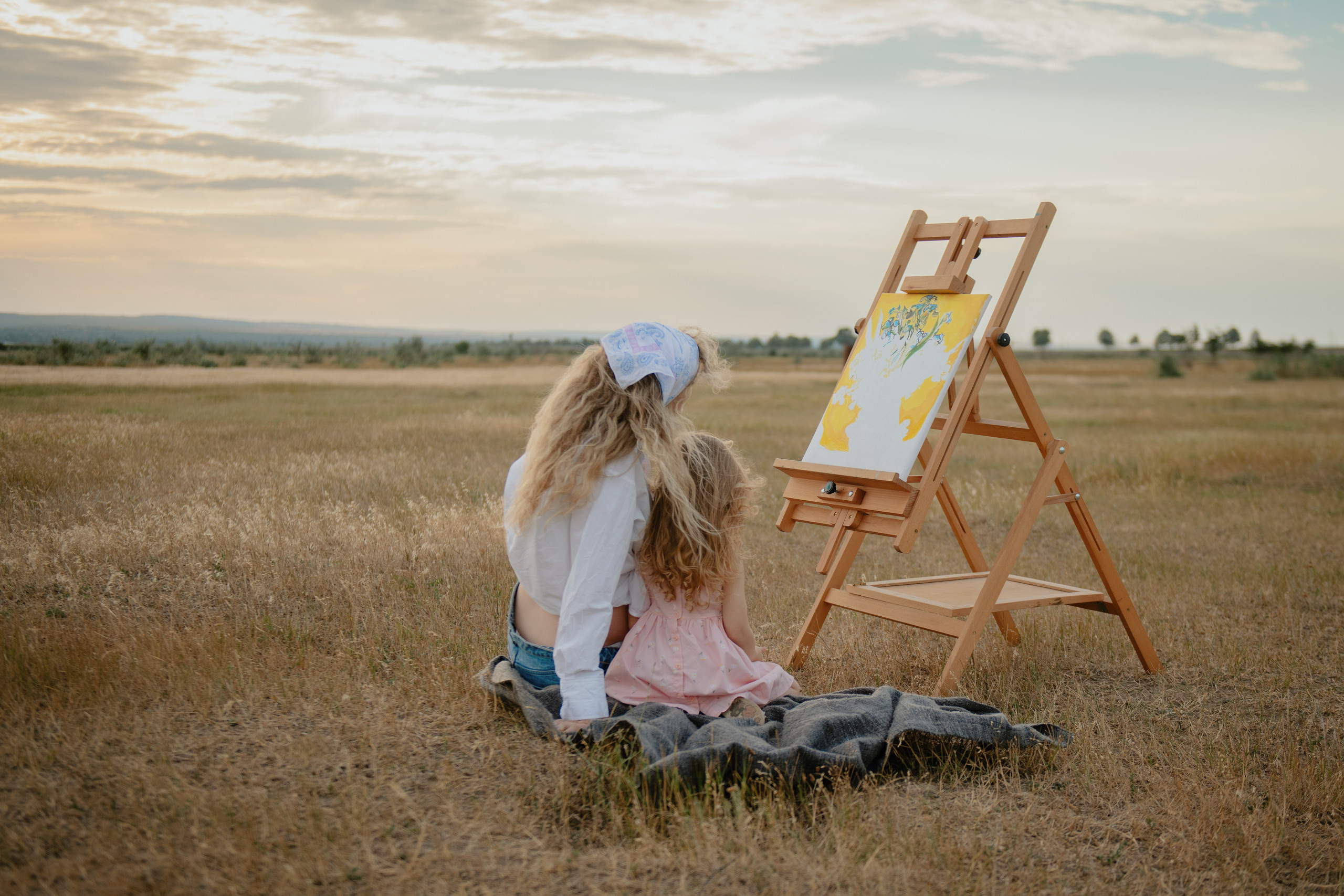 Уличная фотосессия беременности с дочкой в Праге. Профессиональный фотограф в Праге Анастасия Харитонова