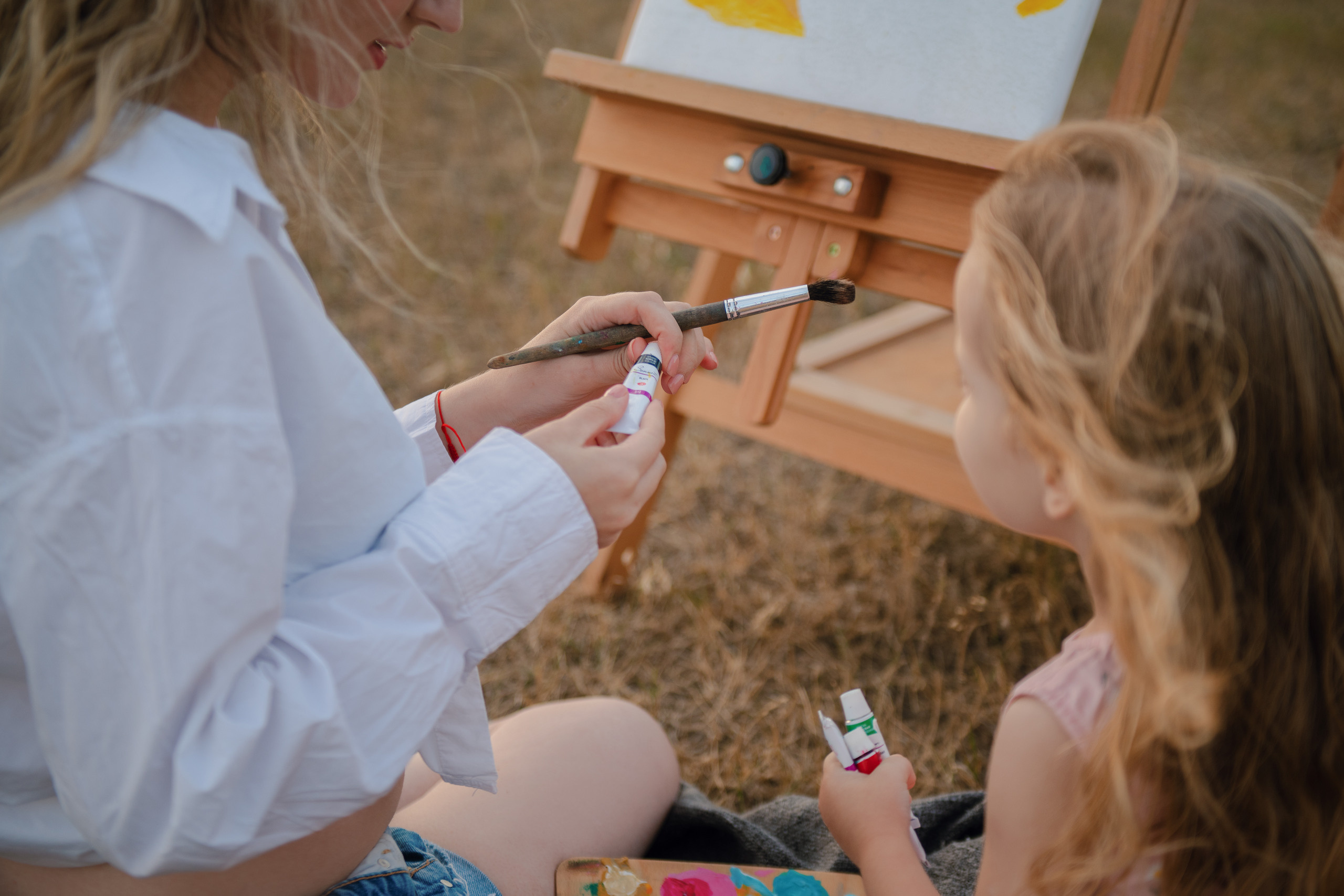 Уличная фотосессия беременности с дочкой в Праге. Профессиональный фотограф в Праге Анастасия Харитонова