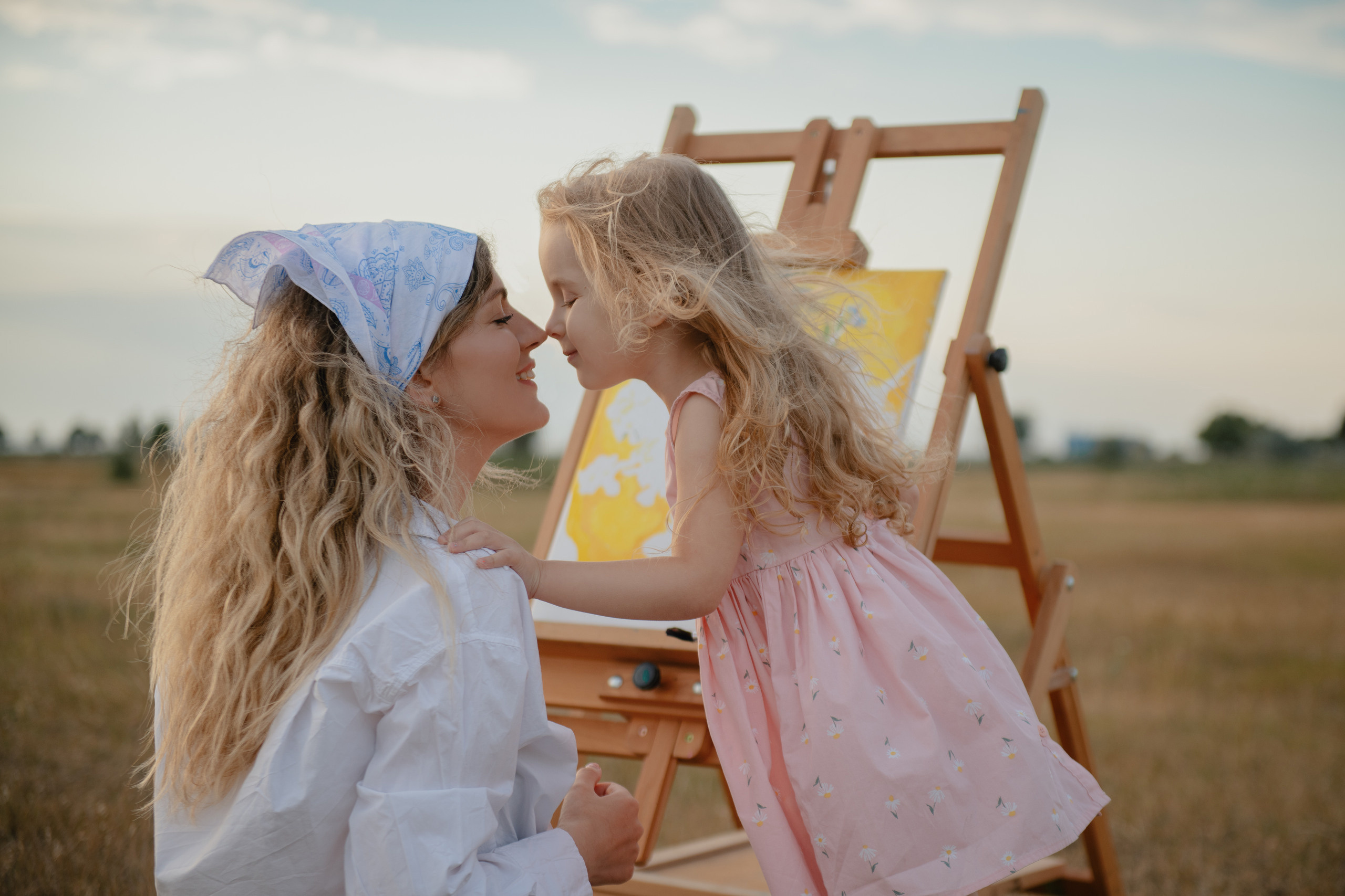 Уличная фотосессия беременности с дочкой в Праге. Профессиональный фотограф в Праге Анастасия Харитонова