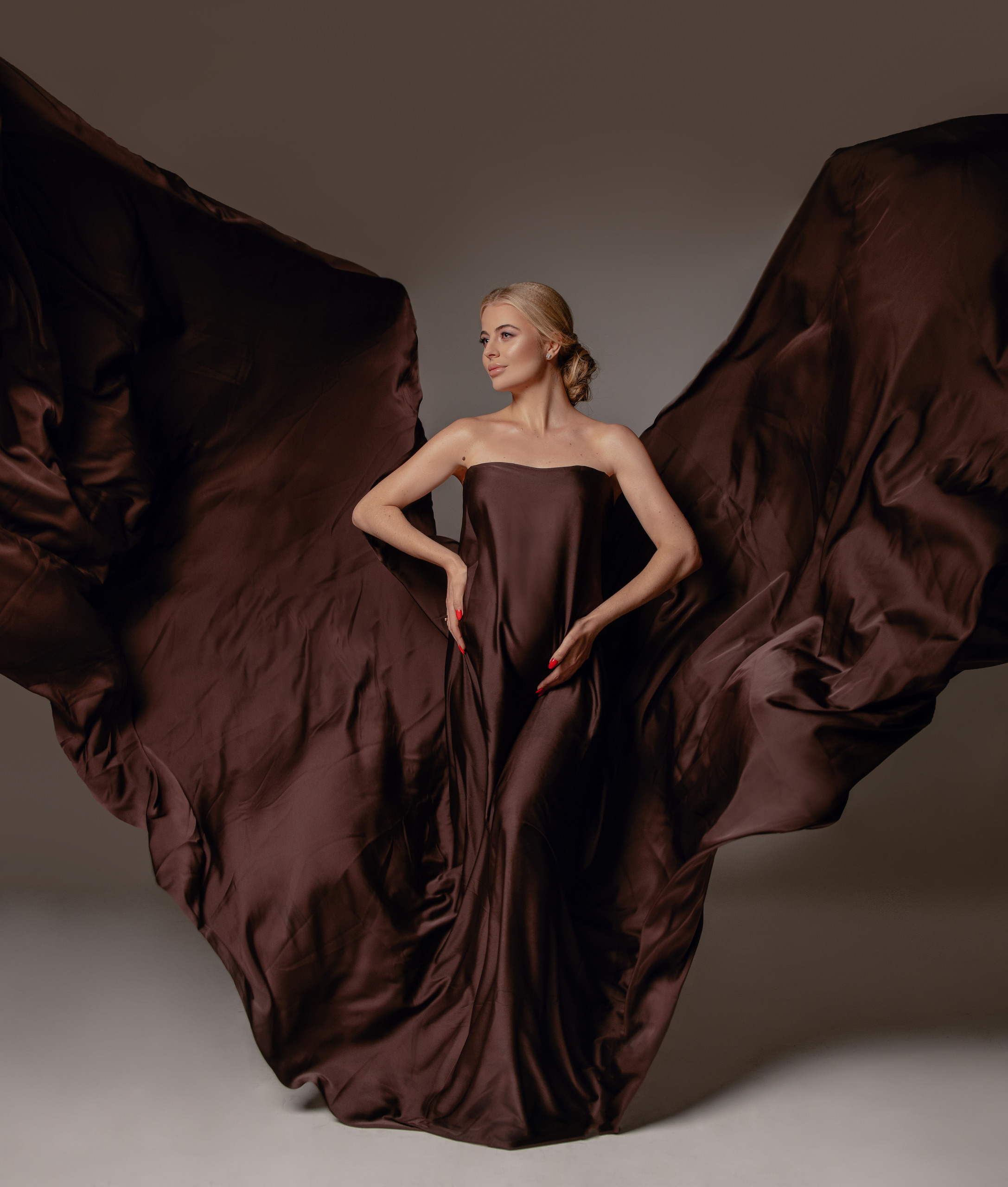 Těhotenské focení v krásných šatech v ateliéru v Praze. Profesionální fotografka v Praze Anastasia Haritonova