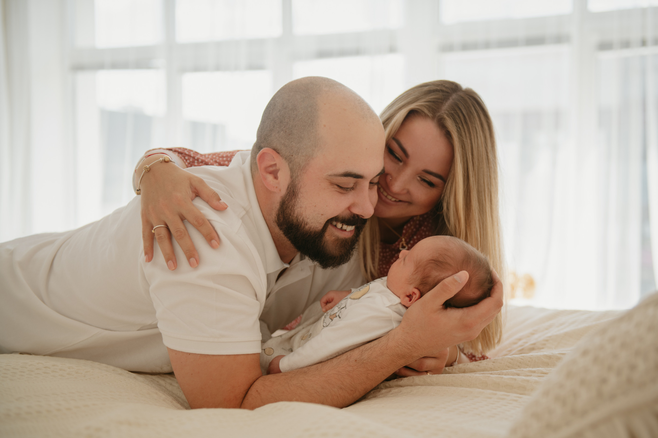 Семейная фотосессия с новорожденным в студии в Праге. Профессиональный фотограф в Праге Анастасия Харитонова