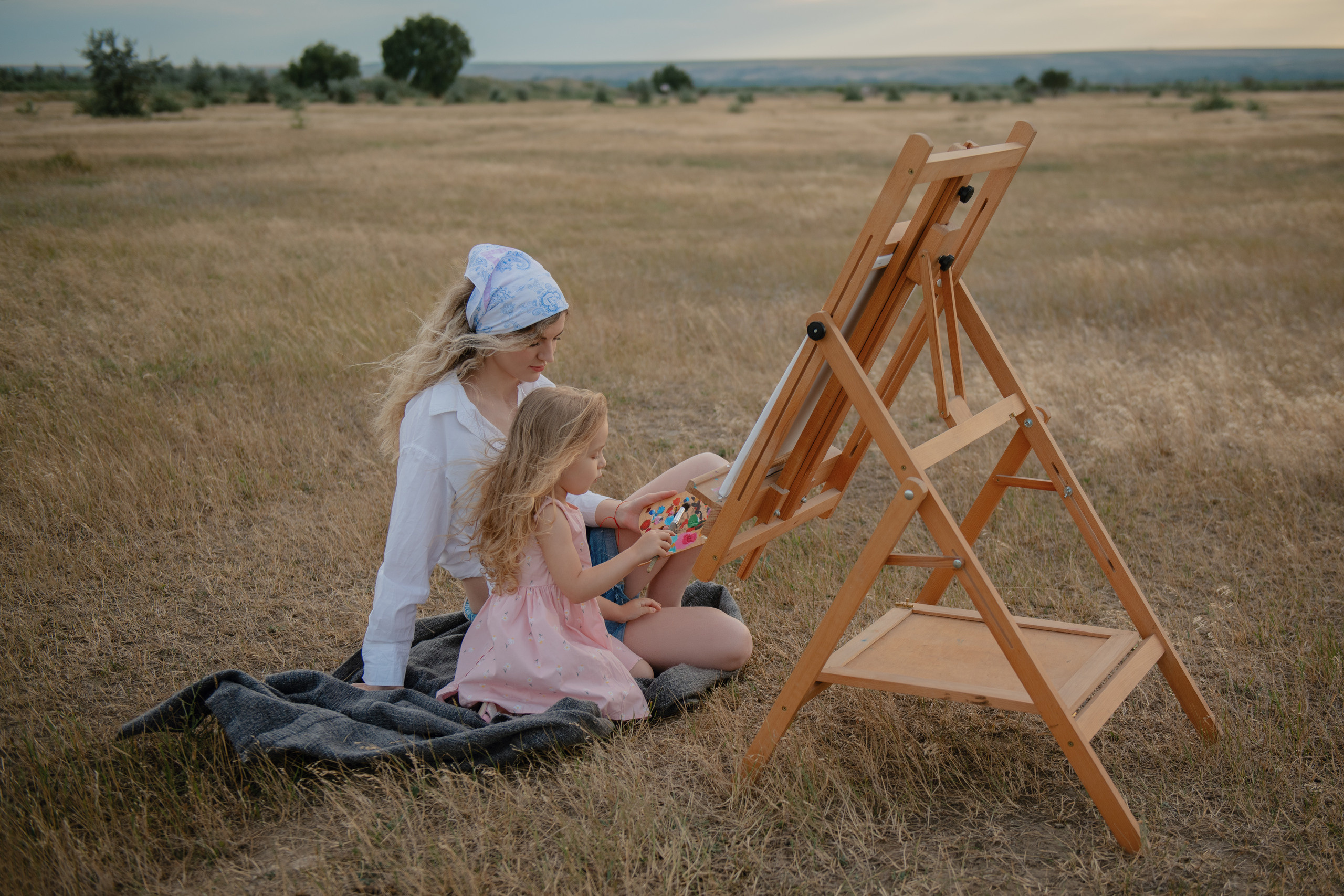 Уличная фотосессия беременности с дочкой в Праге. Профессиональный фотограф в Праге Анастасия Харитонова