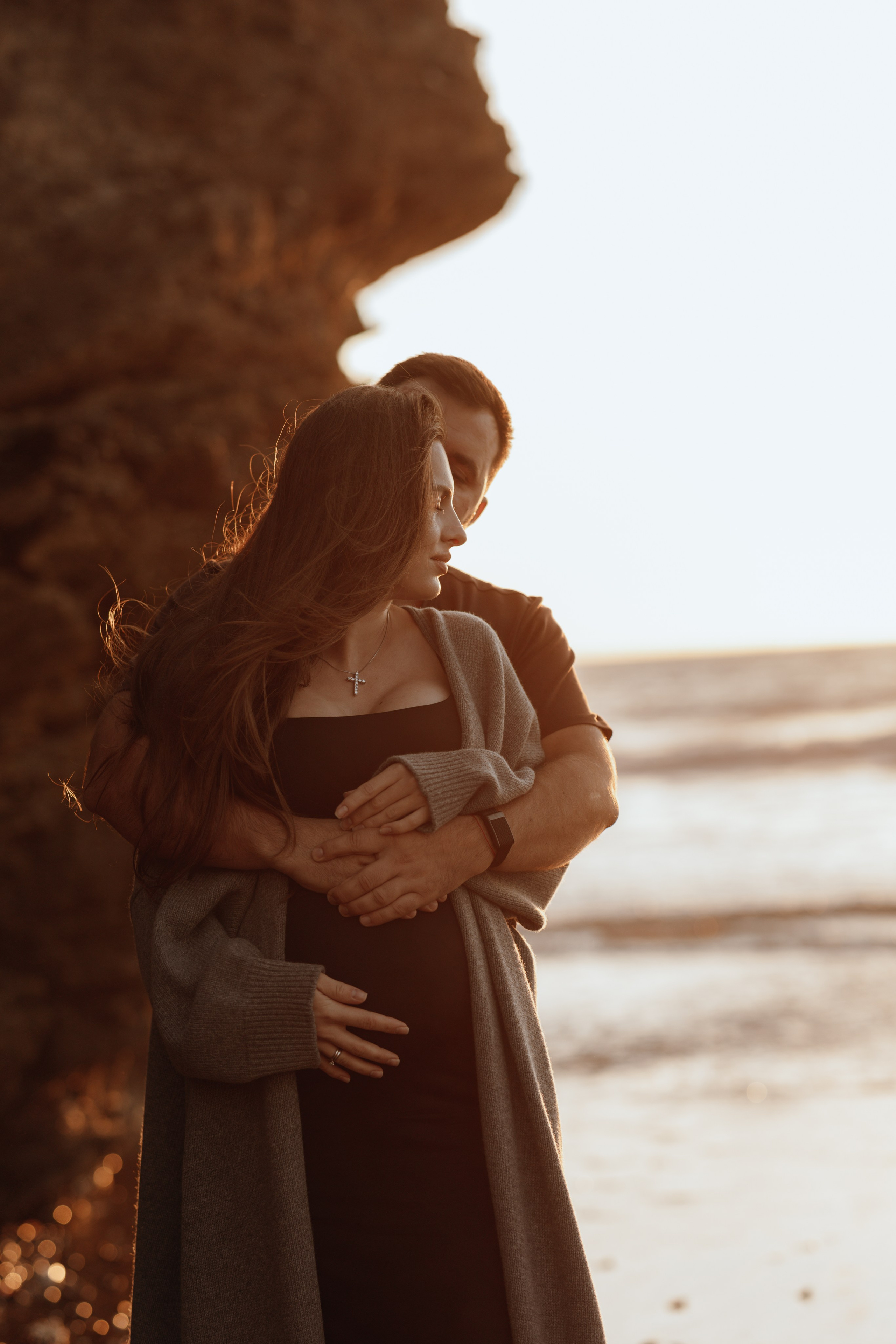 Sunset maternity photoshoot. Annah Louwagie — Lifestyle photographer for couples, families & brands | France & worldwide