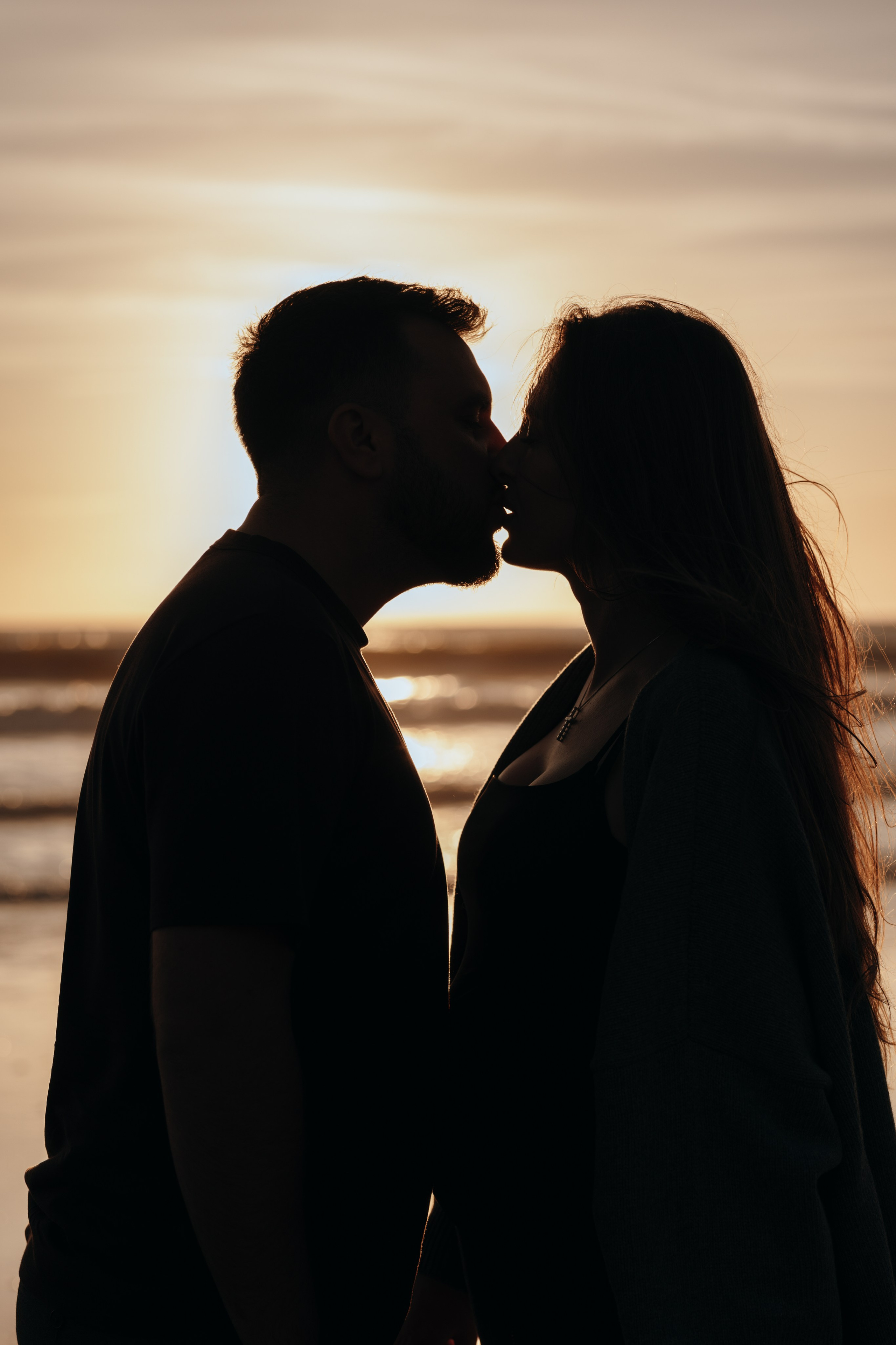 Sunset maternity photoshoot. Annah Louwagie — Lifestyle photographer for couples, families & brands | France & worldwide