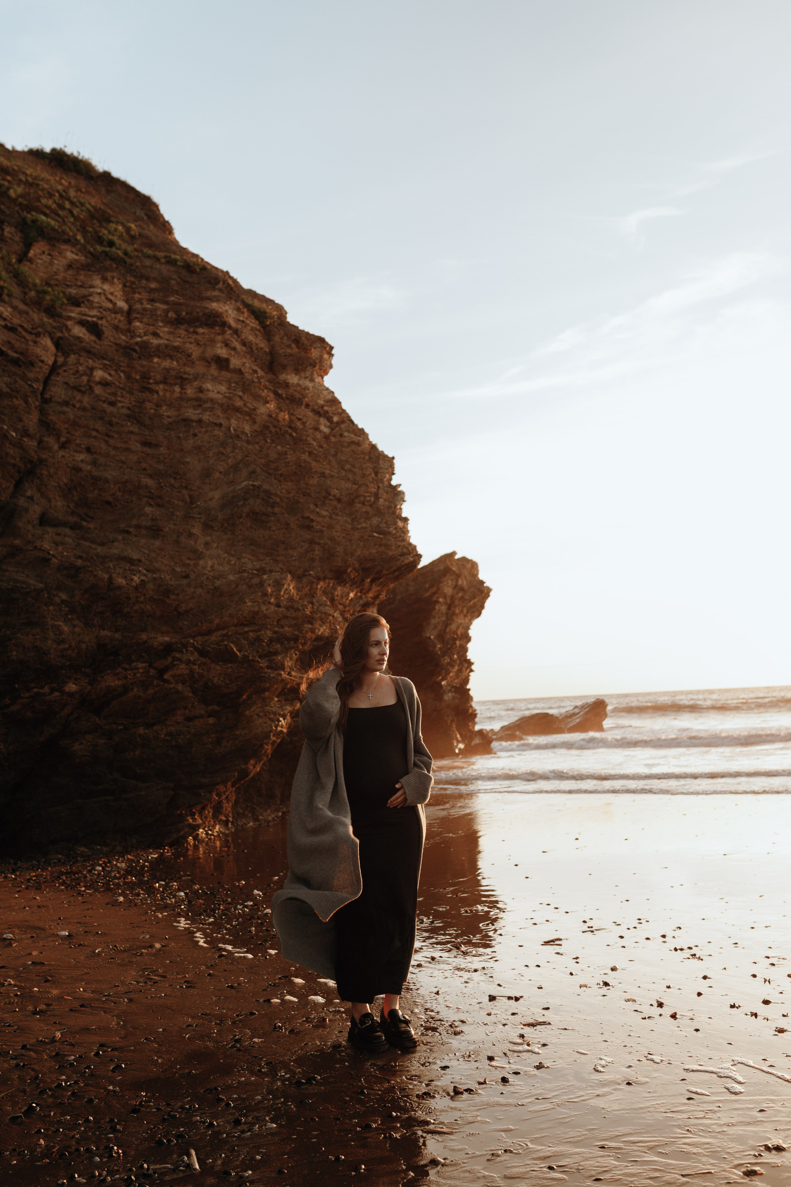 Sunset maternity photoshoot. Annah Louwagie — Lifestyle photographer for couples, families & brands | France & worldwide