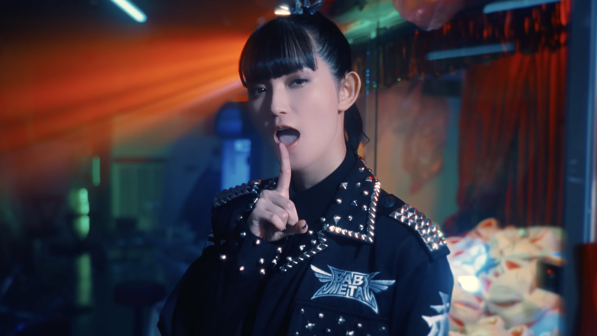 BABYMETAL lanza nuevo video «Headbangeeeeerrrrr!!!!! 15th Night Ver.» — una versión festiva de su éxito legendario | FOTKAI