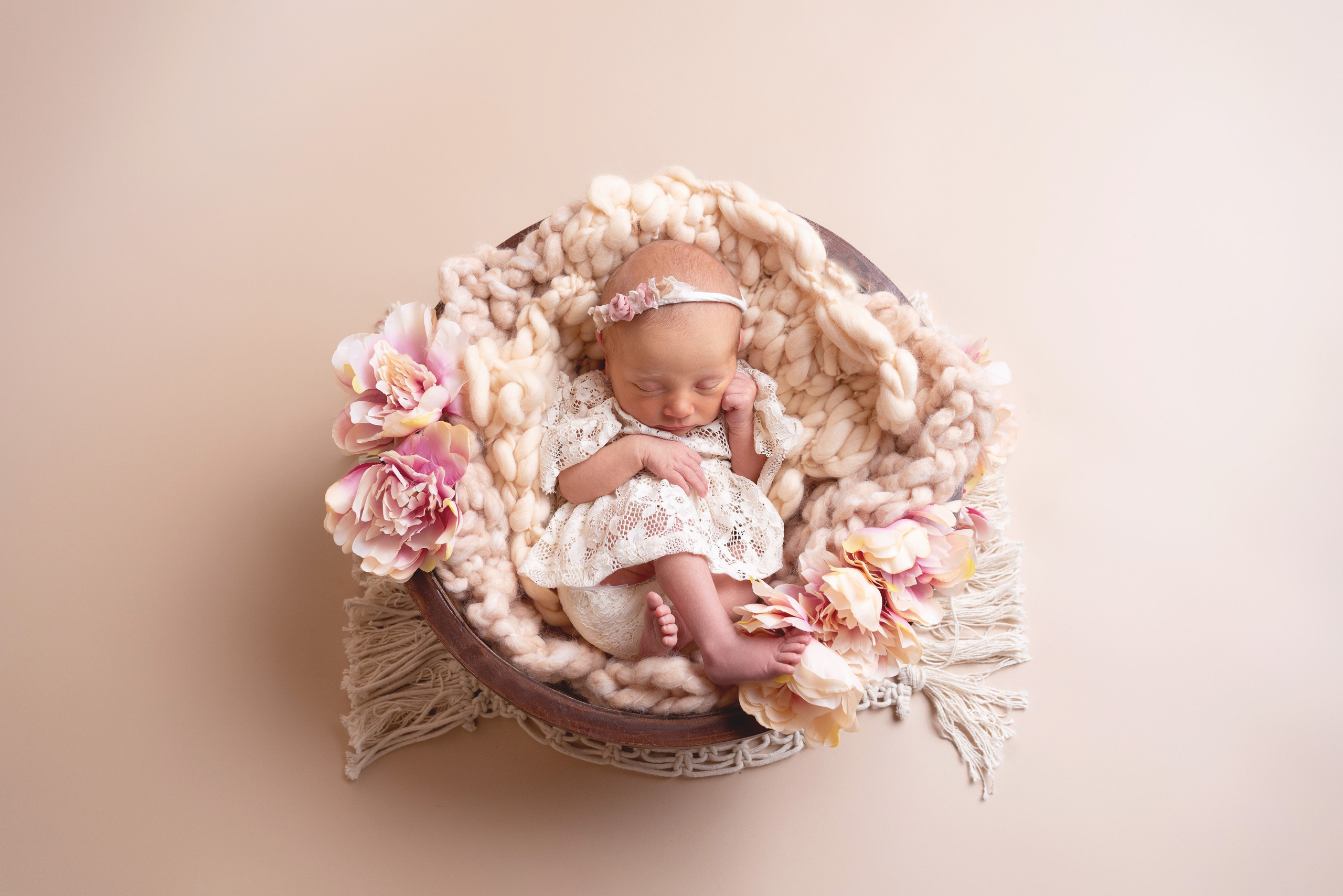 Frauenporträt im Studio. Neugeborenenfotografin und Retoucher in Augsburg Nastassia Schneider