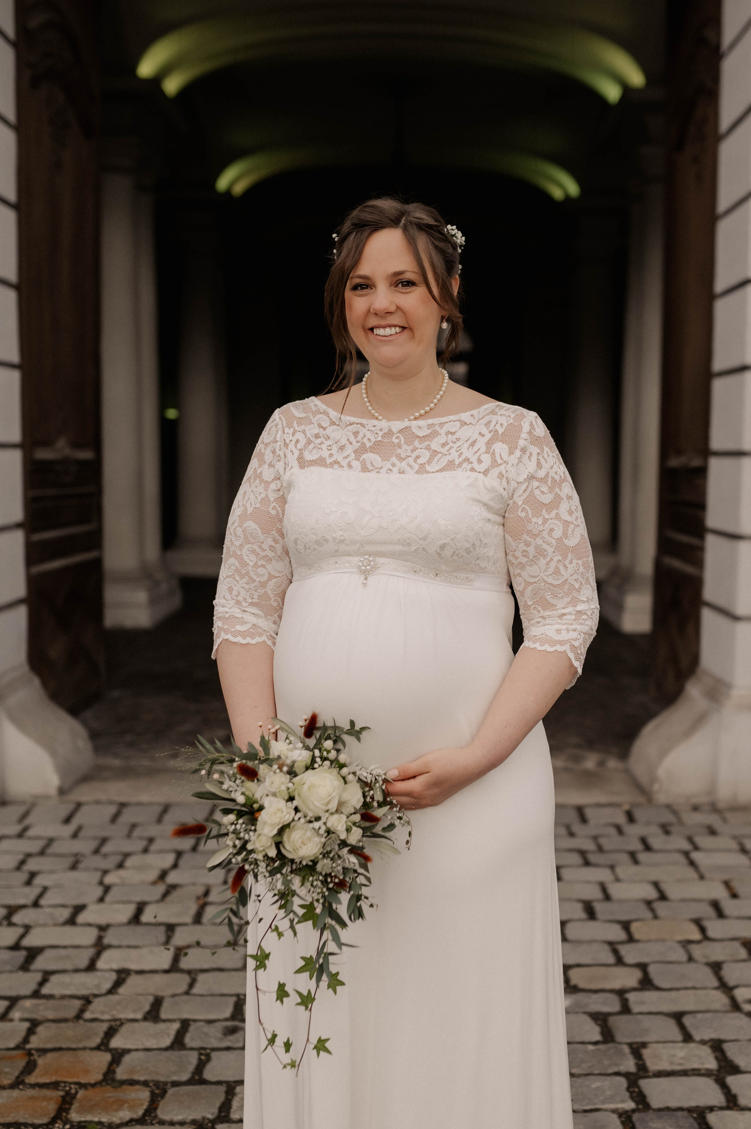 Schwangere Braut steht am Residenz in Ansbach